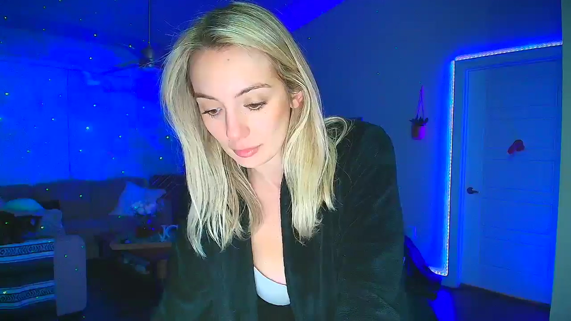 Gallery image thumbnail from Sammy_gray's myfreecams stream on, 10/19/2024, 07:30 image 13 of 20