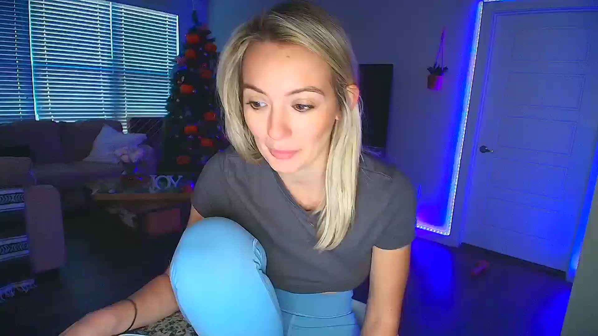 Gallery image thumbnail from Sammy_gray's myfreecams stream on, 10/20/2024, 24:27 image 14 of 20