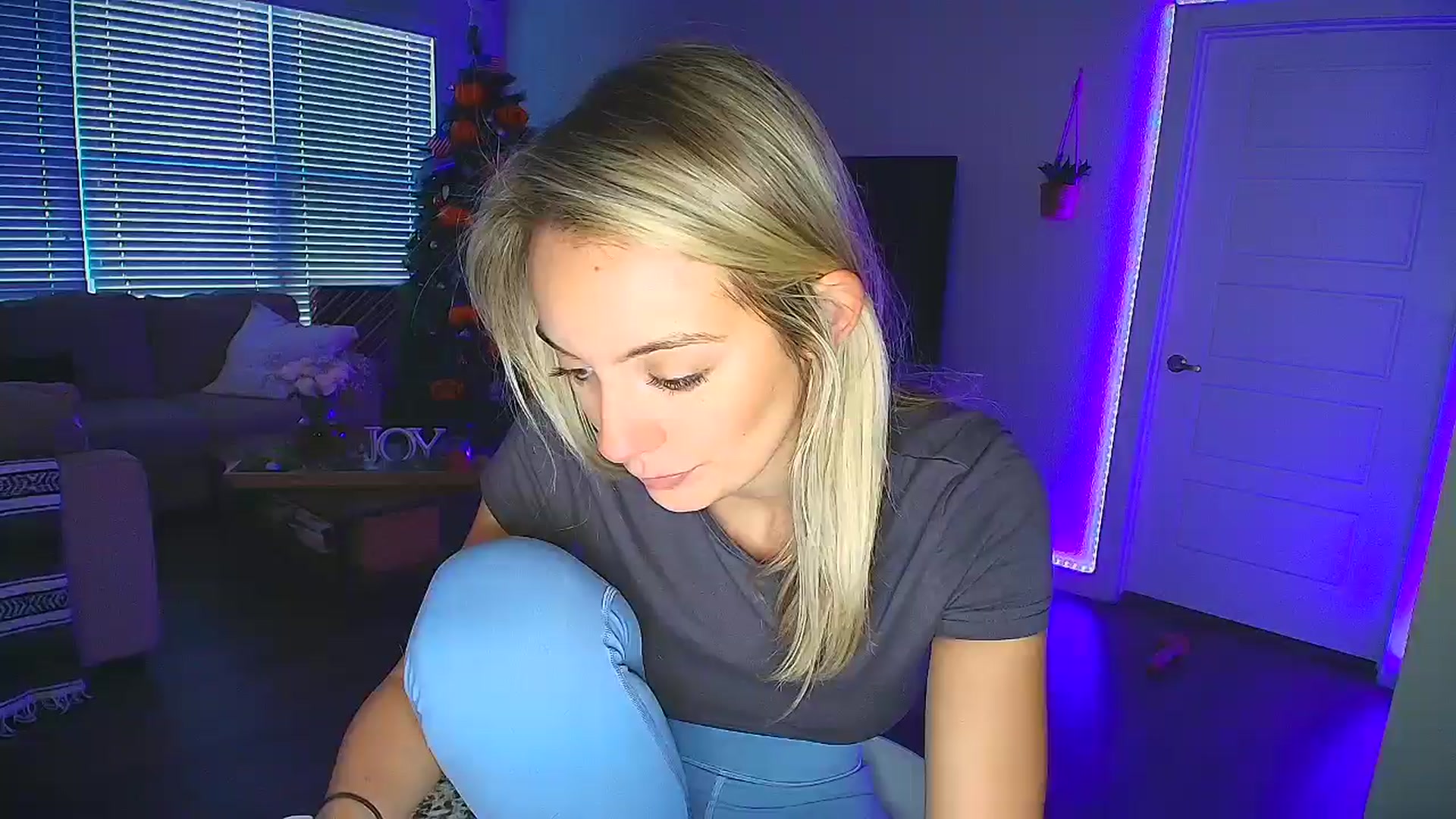 Gallery image thumbnail from Sammy_gray's myfreecams stream on, 10/20/2024, 24:27 image 16 of 20