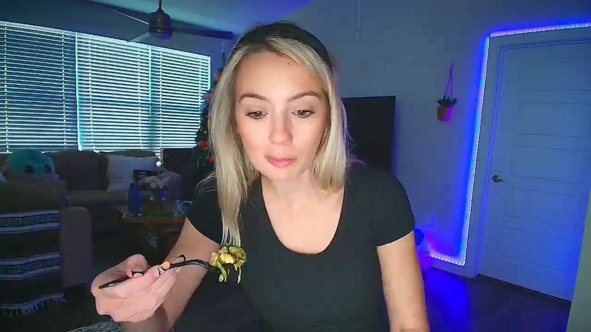 Gallery image thumbnail from Sammy_gray's myfreecams stream on, 10/22/2024, 24:08 image 7 of 20