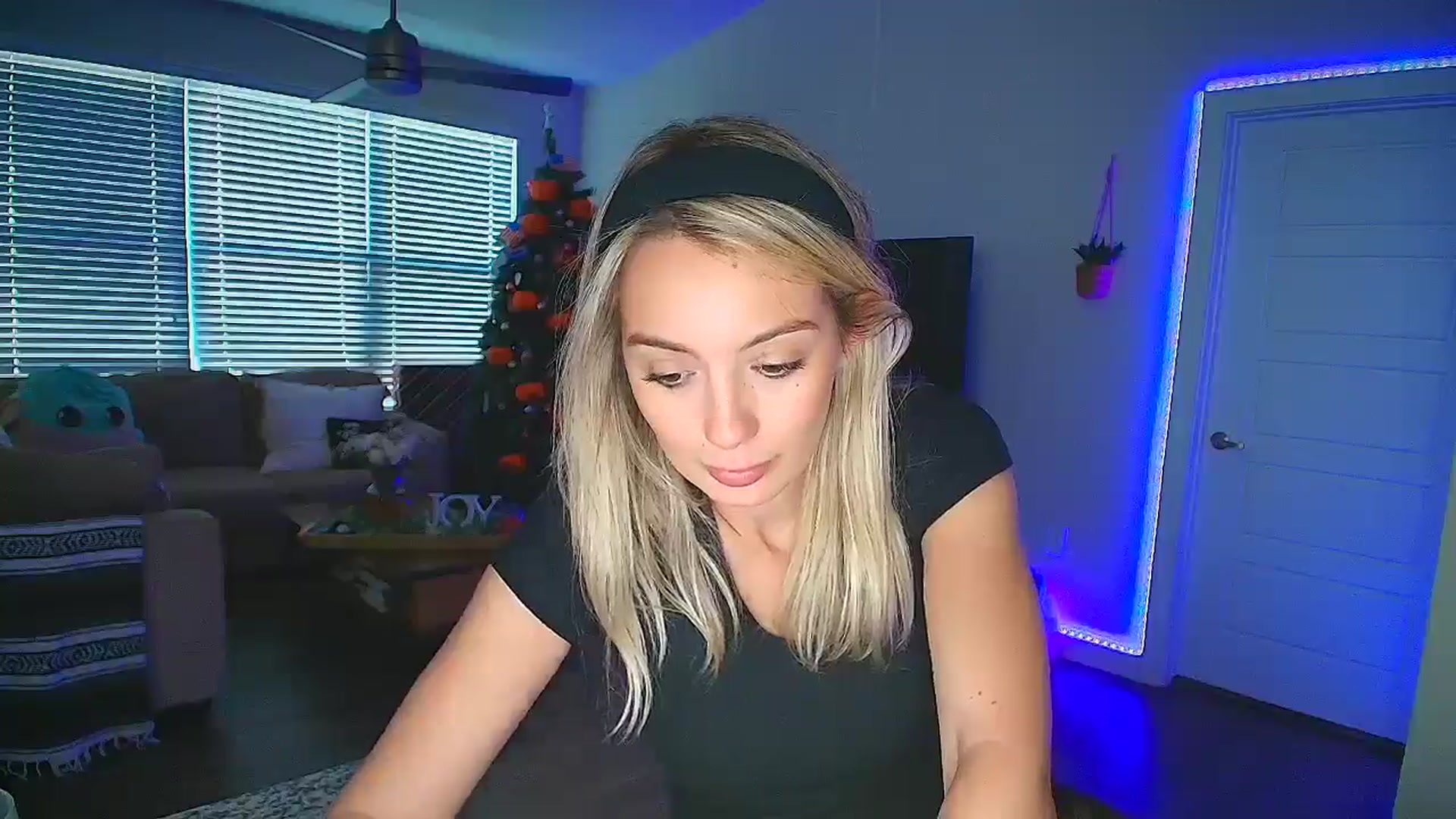 Gallery image thumbnail from Sammy_gray's myfreecams stream on, 10/22/2024, 24:08 image 11 of 20