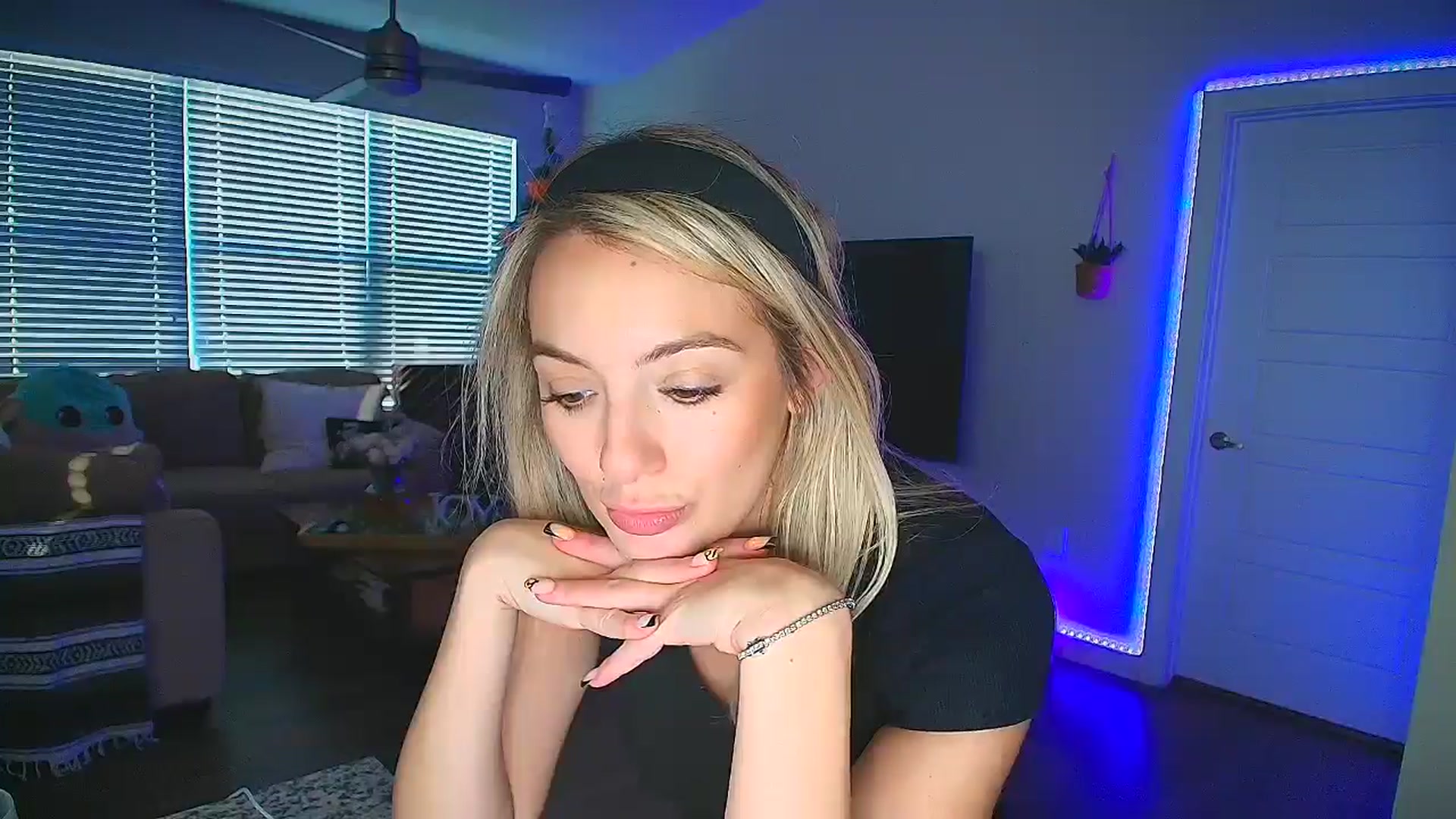 Gallery image thumbnail from Sammy_gray's myfreecams stream on, 10/22/2024, 24:08 image 15 of 20