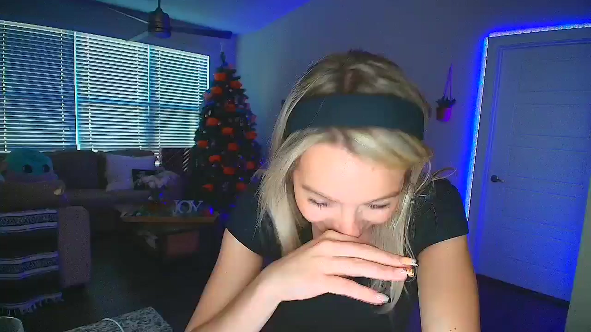 Gallery image thumbnail from Sammy_gray's myfreecams stream on, 10/22/2024, 01:16 image 1 of 20