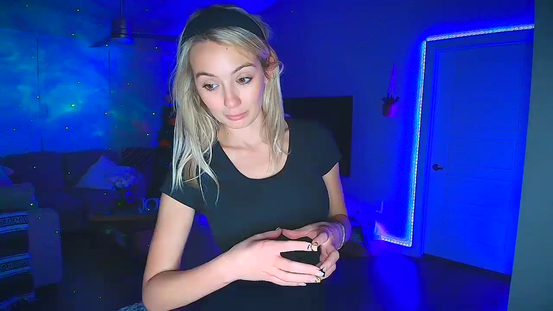 Gallery image thumbnail from Sammy_gray's myfreecams stream on, 10/22/2024, 04:23 image 16 of 20