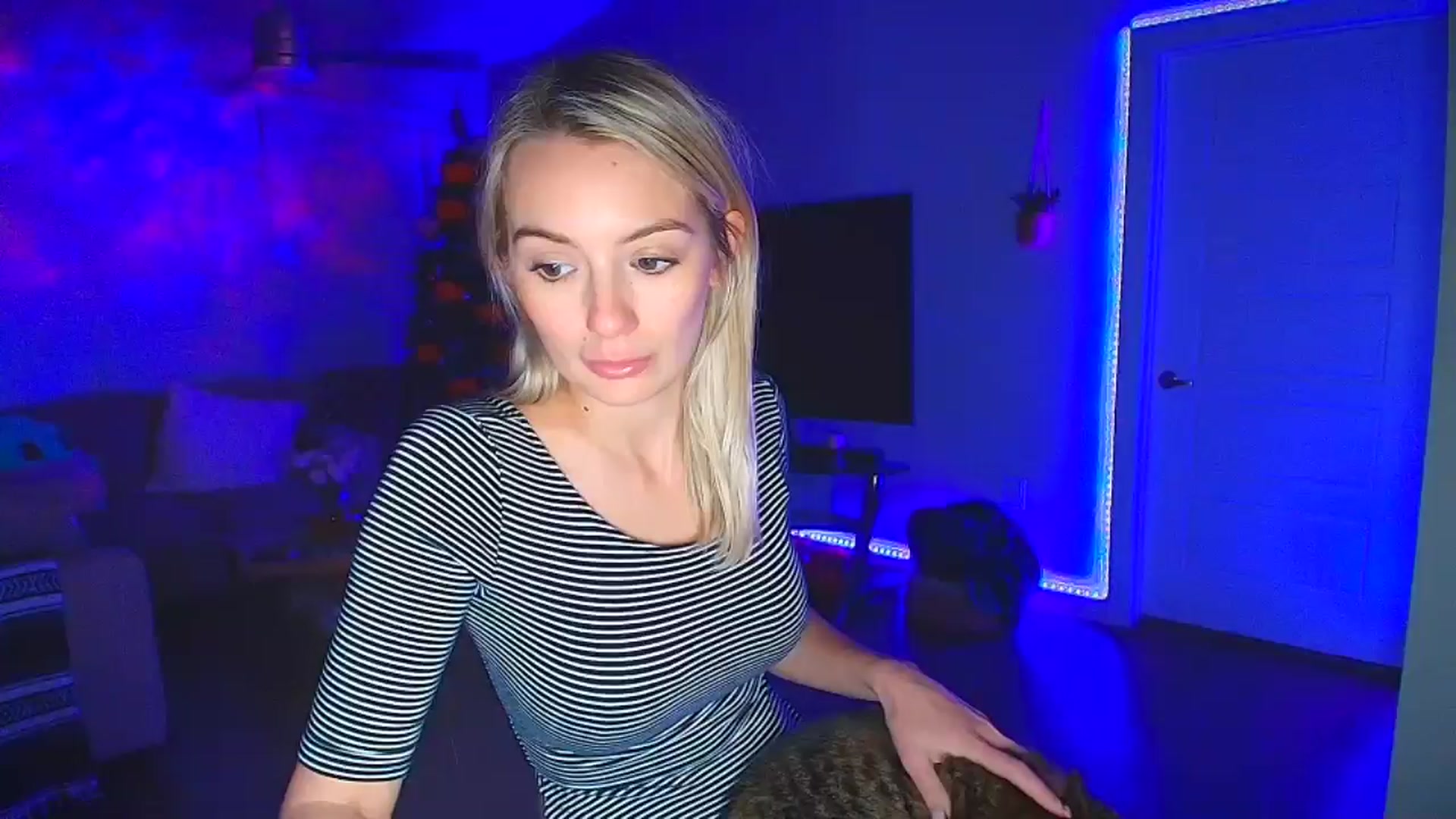 Gallery image thumbnail from Sammy_gray's myfreecams stream on, 10/23/2024, 04:11 image 1 of 20
