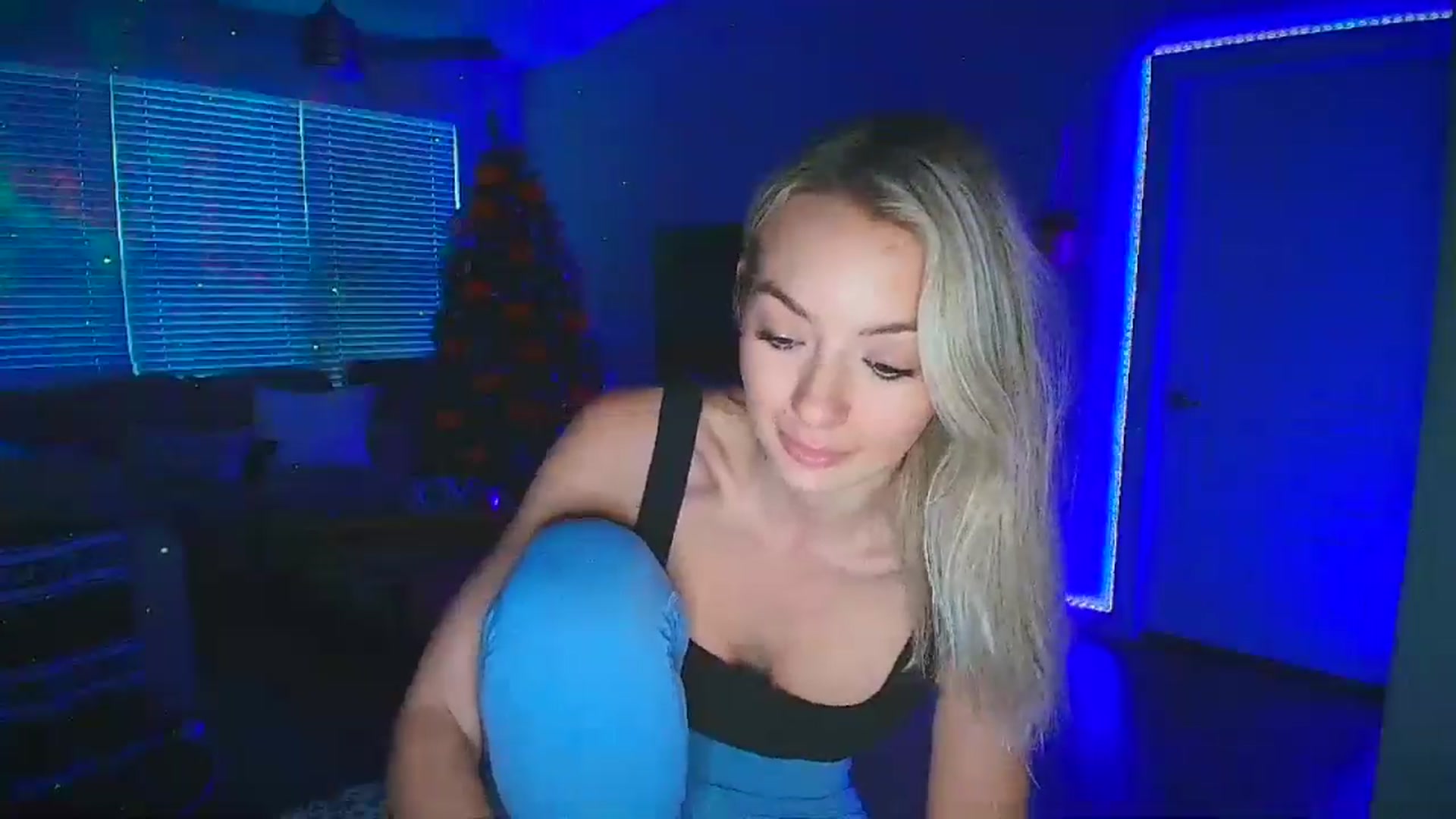 Gallery image thumbnail from Sammy_gray's myfreecams stream on, 10/29/2024, 24:06 image 13 of 20