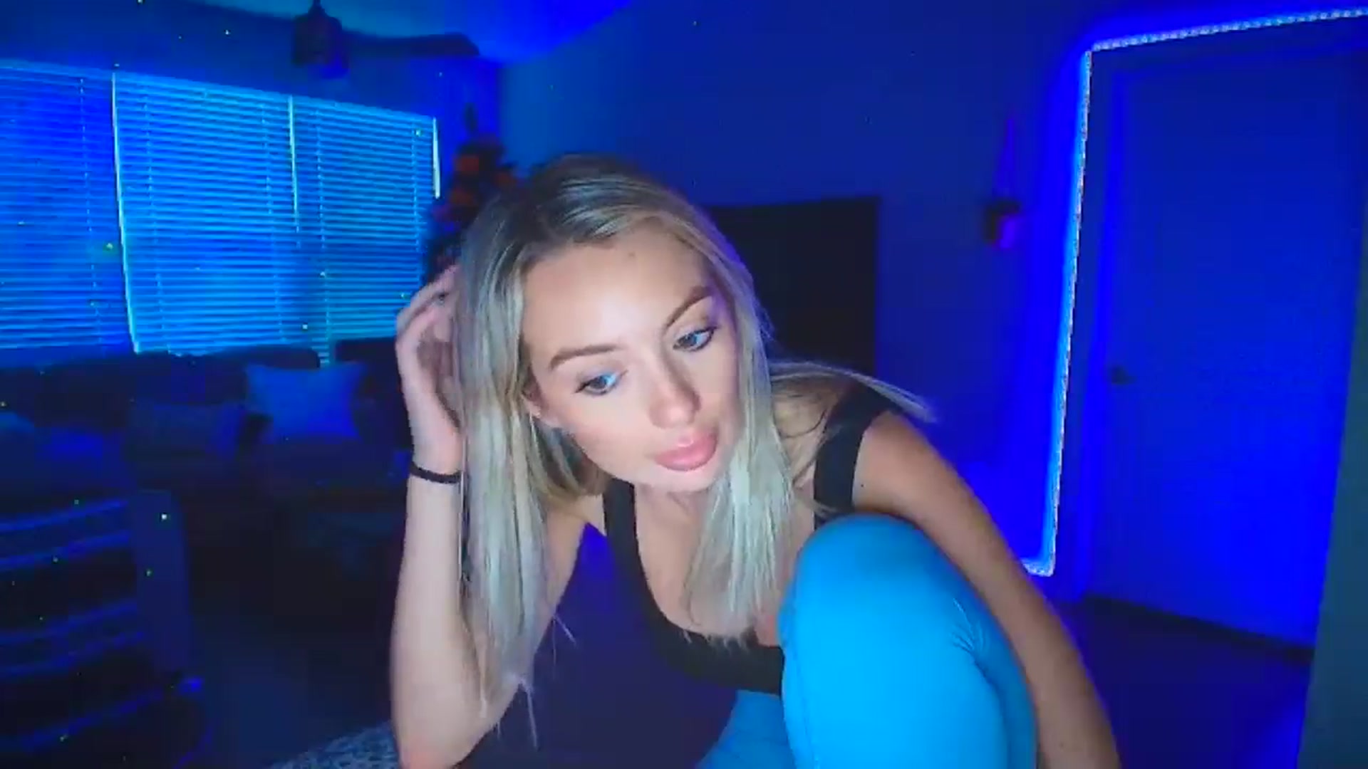 Gallery image thumbnail from Sammy_gray's myfreecams stream on, 10/29/2024, 24:06 image 5 of 20