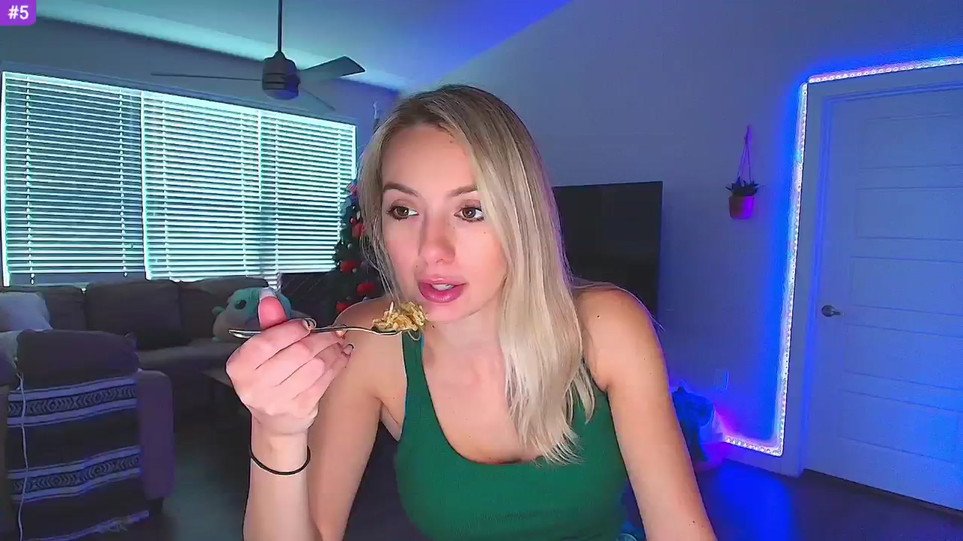 Gallery image thumbnail from Sammy_gray's myfreecams stream on, 10/30/2024, 23:28 image 3 of 20