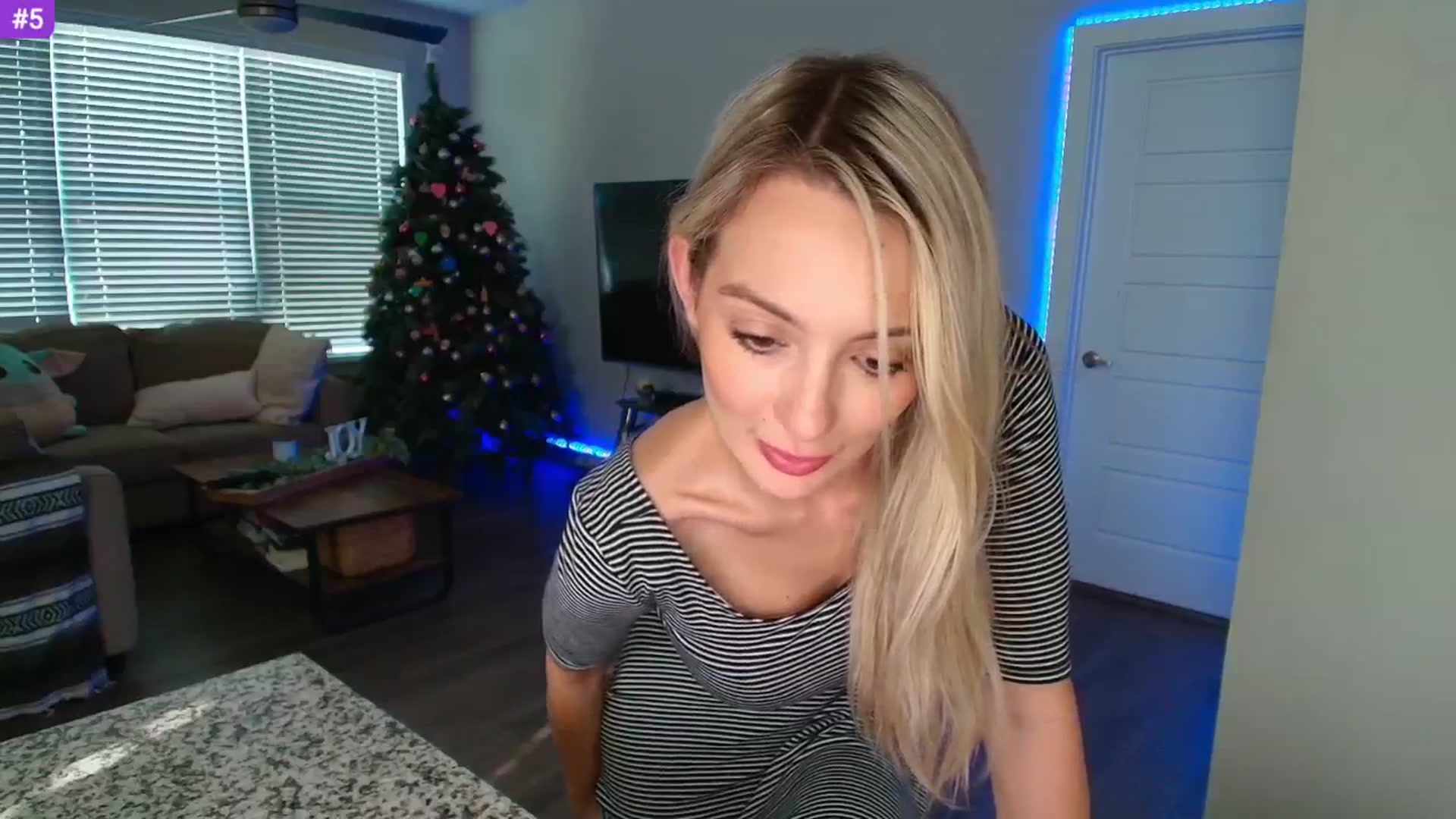 Gallery image thumbnail from Sammy_gray's myfreecams stream on, 05/21/2025, 24:23 image 15 of 20