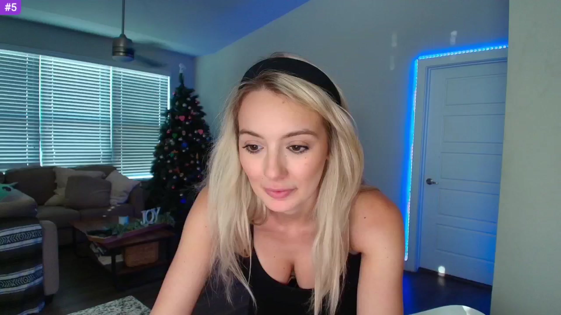Gallery image thumbnail from Sammy_gray's myfreecams stream on, 05/22/2025, 01:03 image 15 of 20