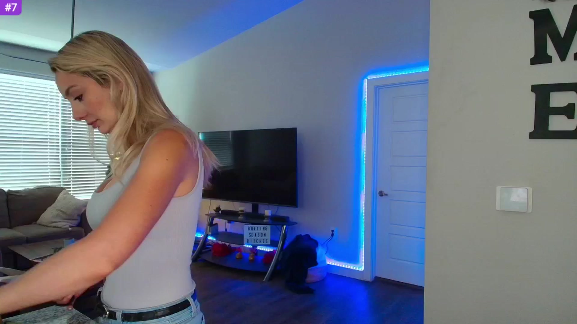 Gallery image thumbnail from Sammy_gray's myfreecams stream on, 05/28/2025, 24:01 image 8 of 20
