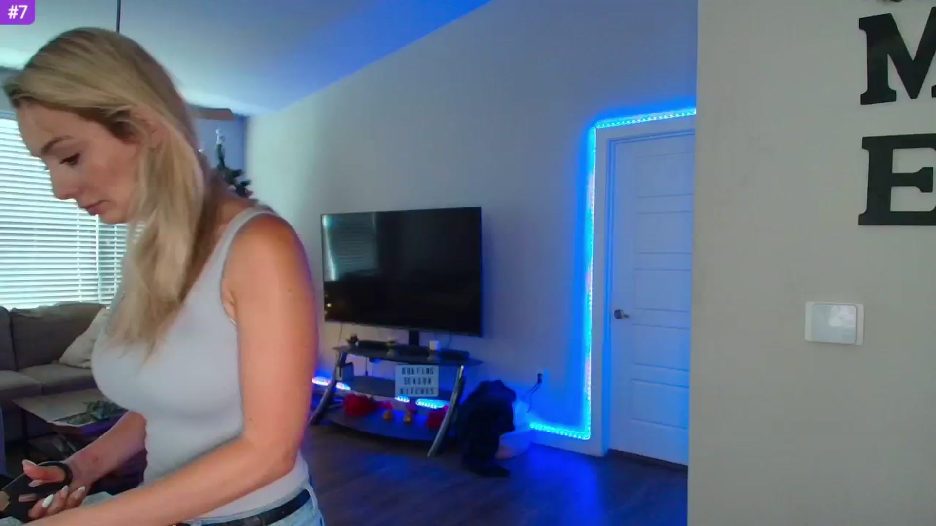Gallery image thumbnail from Sammy_gray's myfreecams stream on, 05/28/2025, 24:01 image 7 of 20
