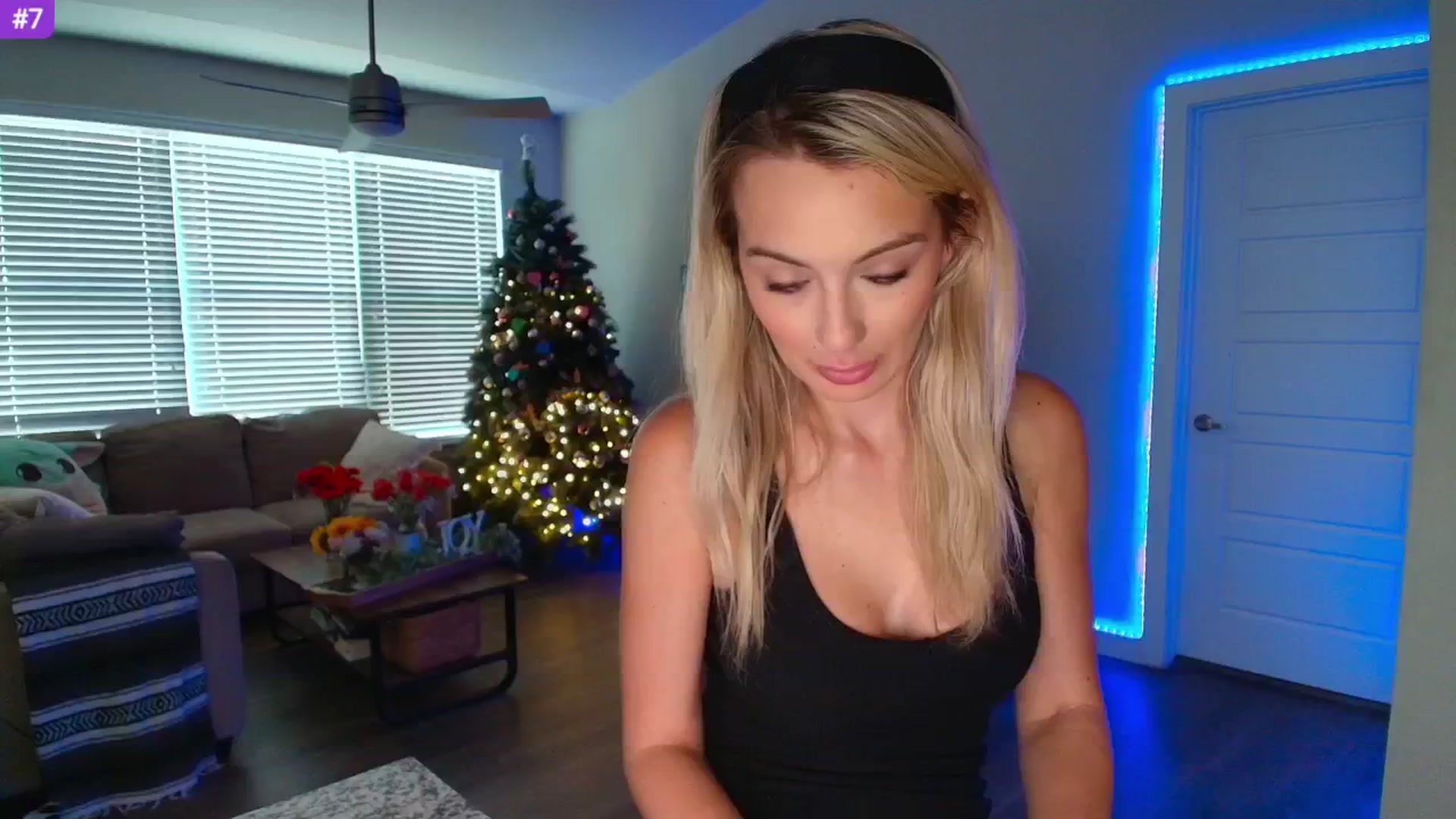 Gallery image thumbnail from Sammy_gray's myfreecams stream on, 05/28/2025, 23:03 image 6 of 20