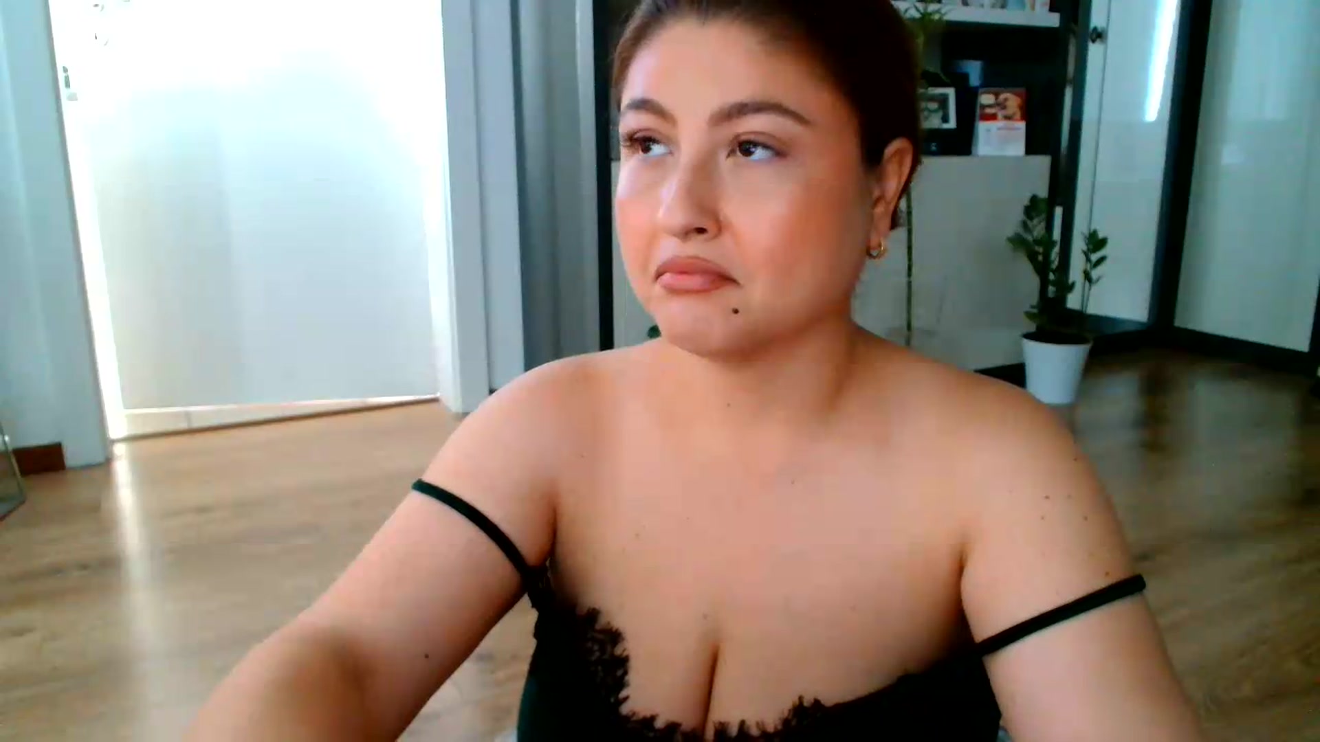 Gallery image thumbnail from SamyraX's myfreecams stream on, 07/05/2026, 16:35 image 11 of 20