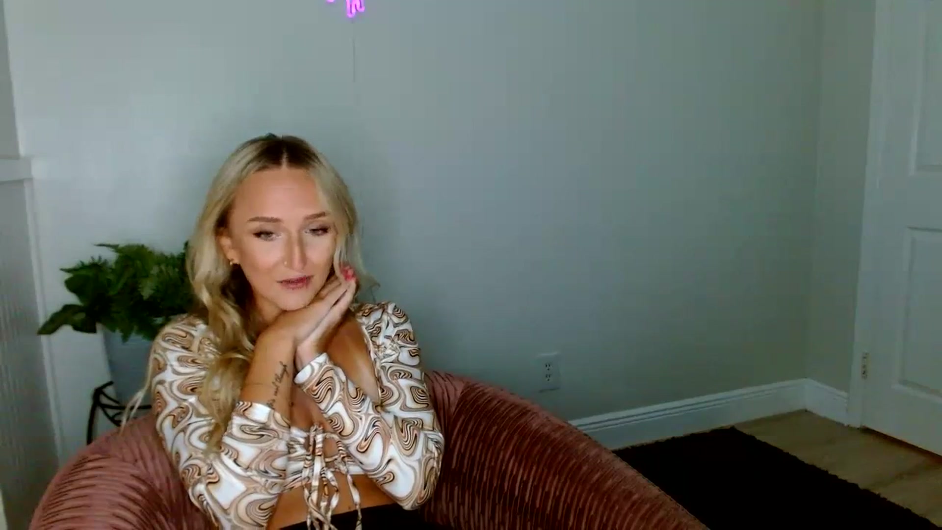 Gallery image thumbnail from Sandiecheeks's myfreecams stream on, 09/19/2023, 24:00 image 9 of 20