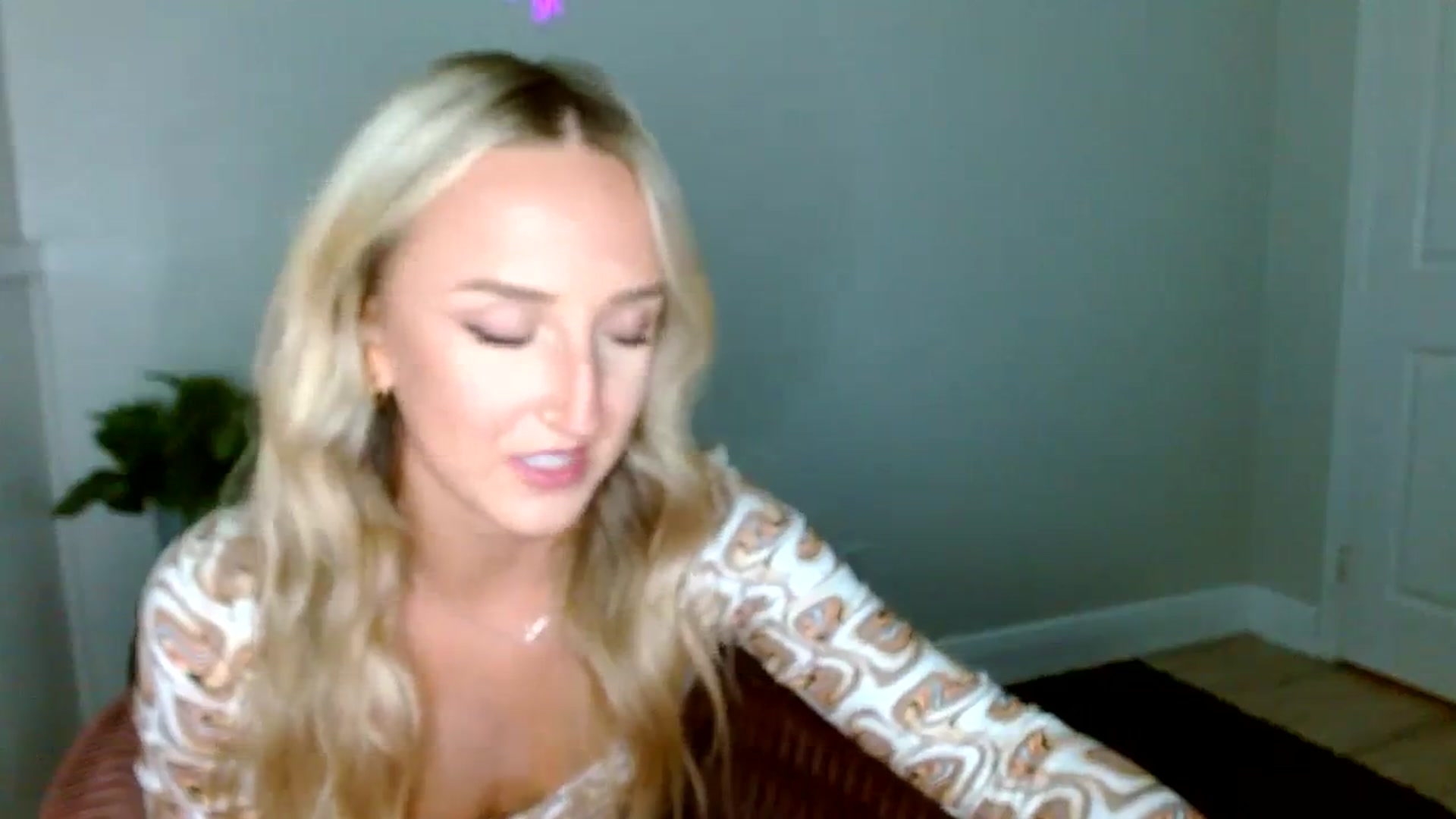 Gallery image thumbnail from Sandiecheeks's myfreecams stream on, 09/19/2023, 24:50 image 10 of 20