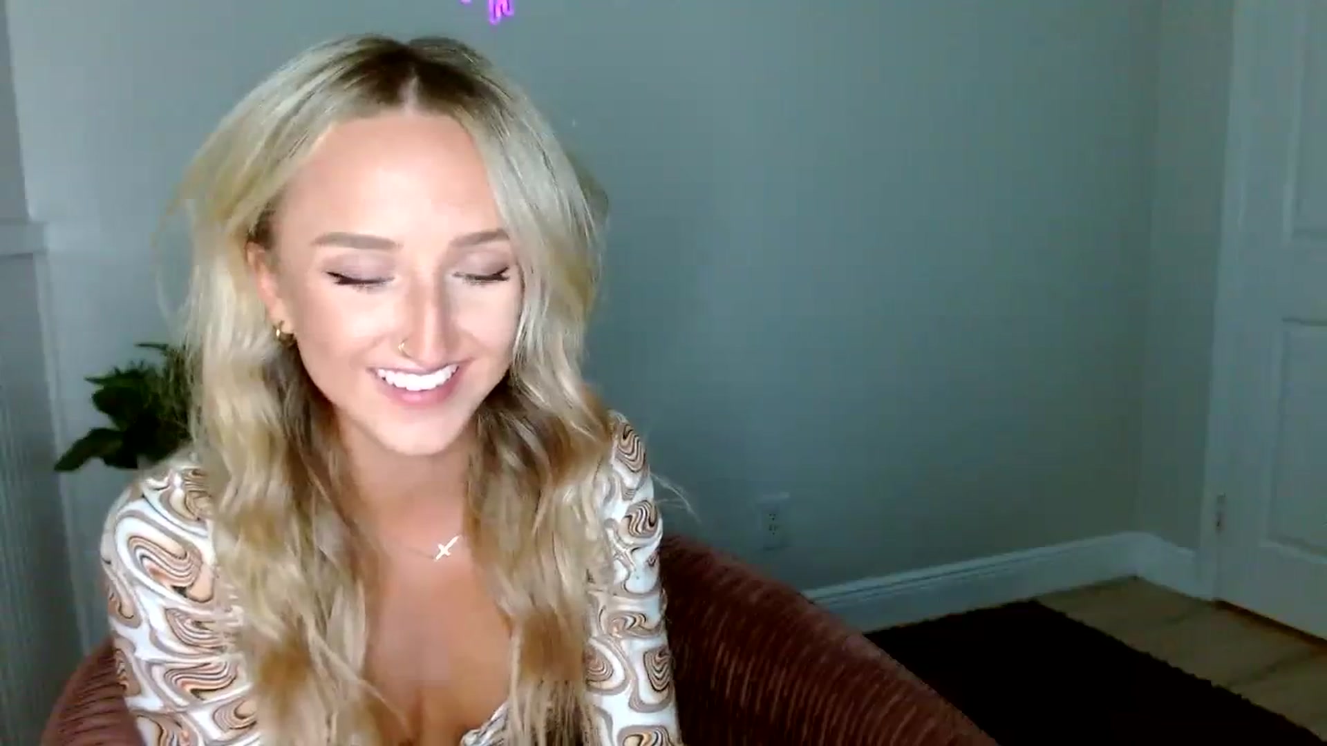 Gallery image thumbnail from Sandiecheeks's myfreecams stream on, 09/19/2023, 24:50 image 14 of 20