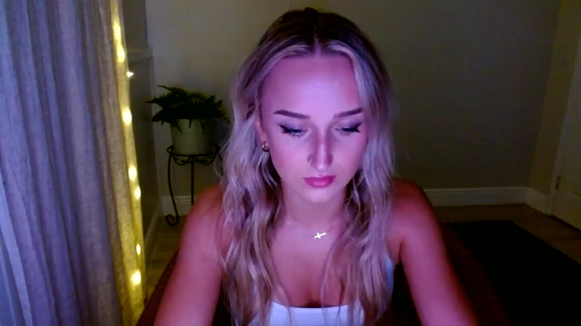 Gallery image thumbnail from Sandiecheeks's myfreecams stream on, 10/12/2023, 01:04 image 4 of 20