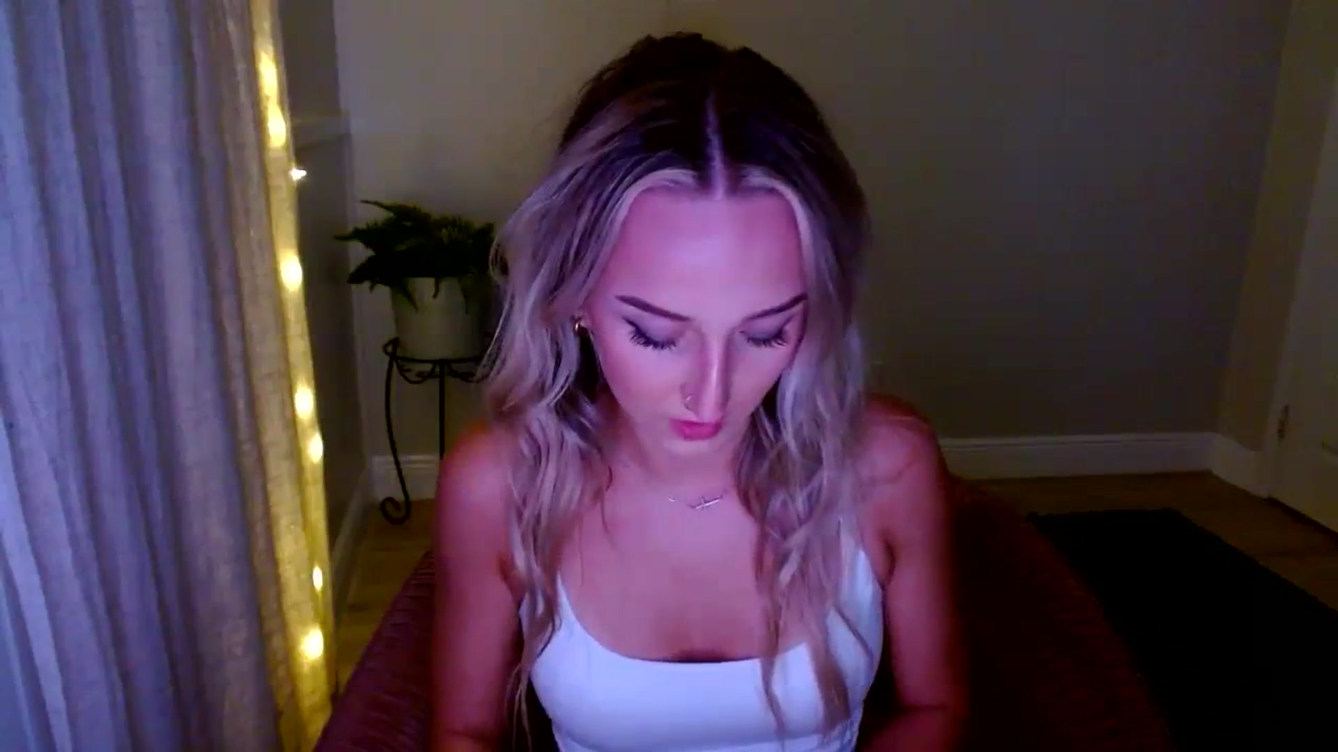 Gallery image thumbnail from Sandiecheeks's myfreecams stream on, 10/12/2023, 01:04 image 18 of 20