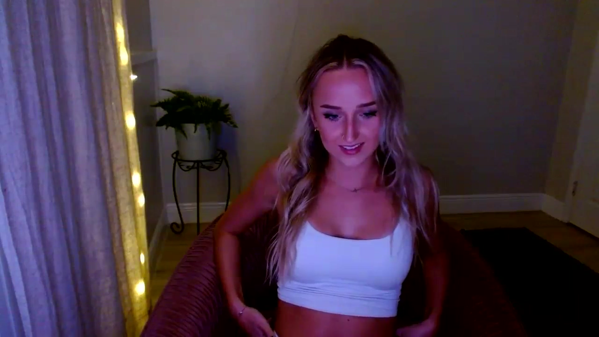 Gallery image thumbnail from Sandiecheeks's myfreecams stream on, 10/12/2023, 01:04 image 15 of 20