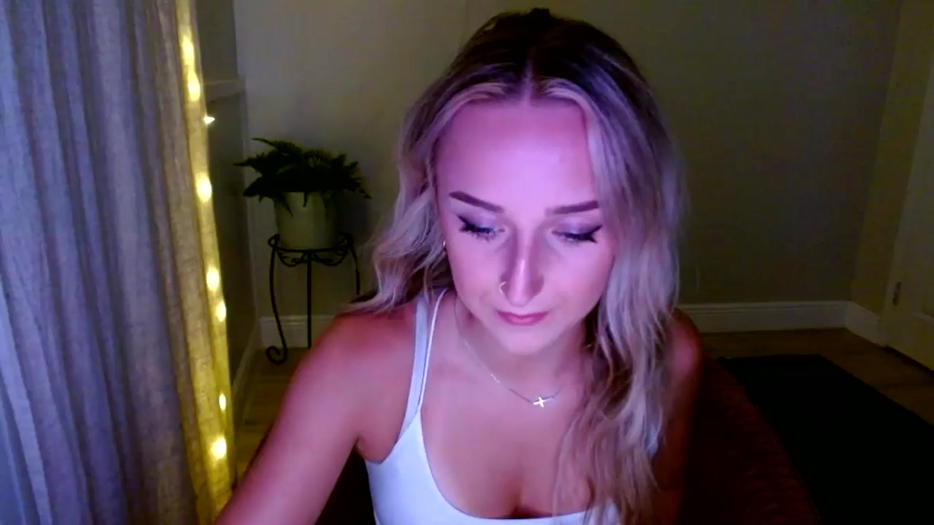Gallery image thumbnail from Sandiecheeks's myfreecams stream on, 10/12/2023, 01:04 image 5 of 20