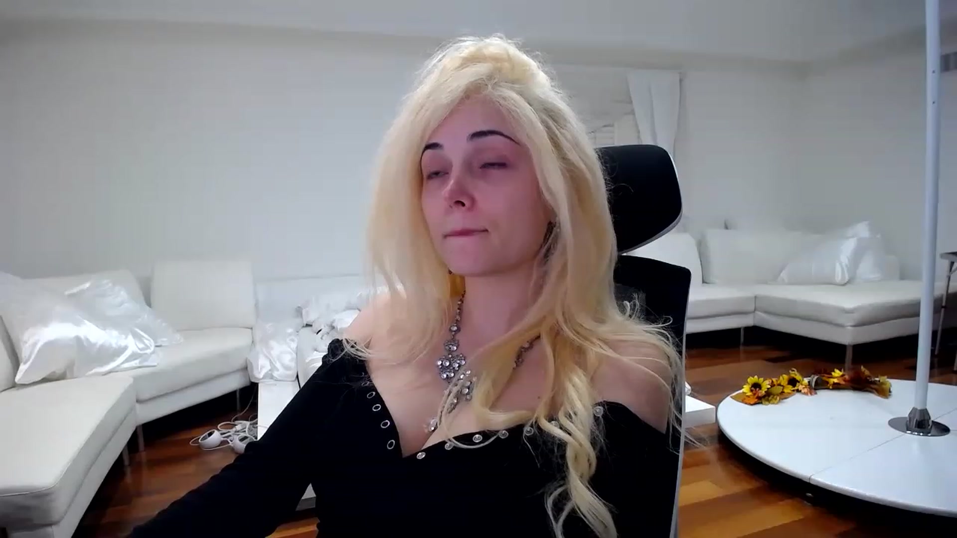 Gallery image thumbnail from SandraGPopa's myfreecams stream on, 11/27/2022, 06:44 image 7 of 20