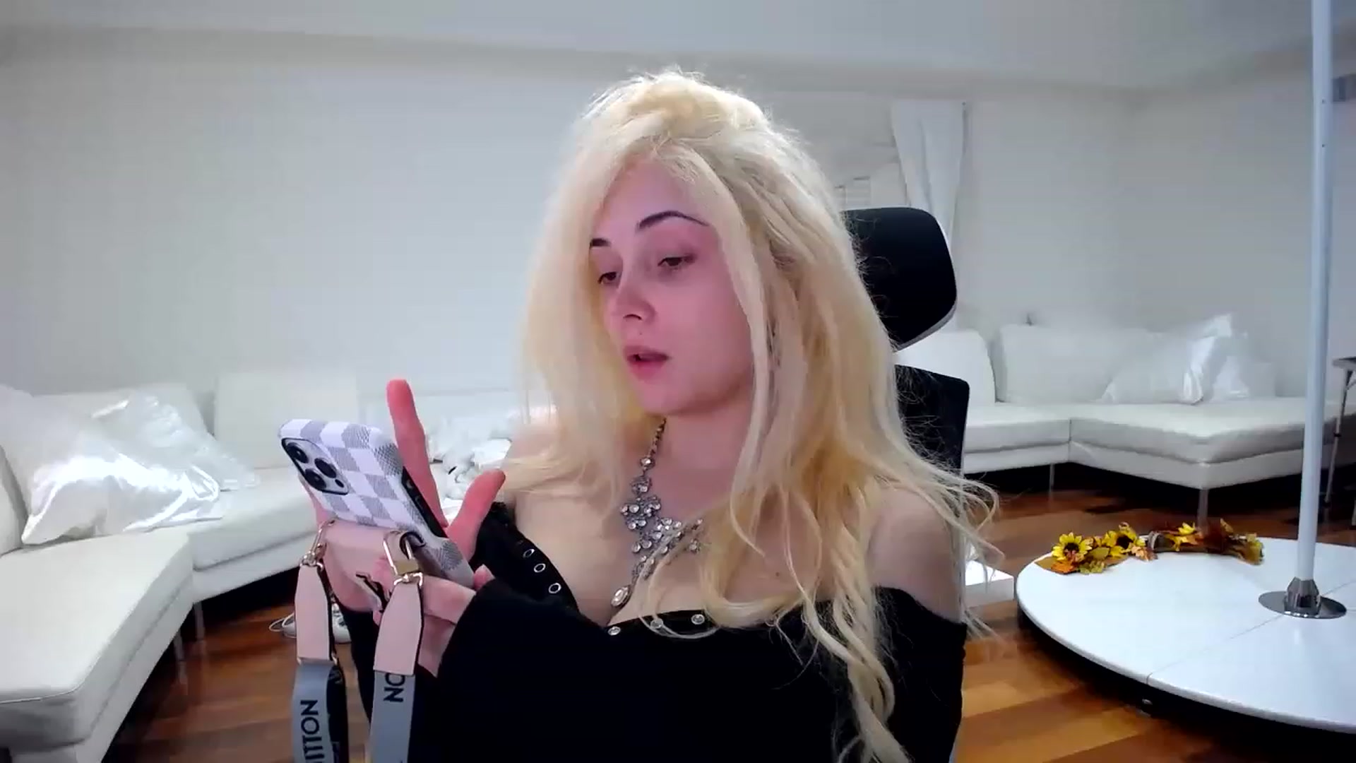 Gallery image thumbnail from SandraGPopa's myfreecams stream on, 11/27/2022, 06:44 image 6 of 20