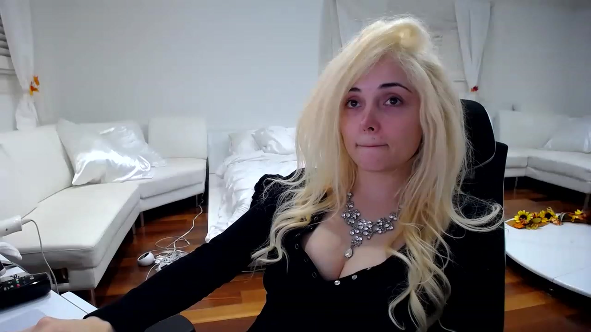 Gallery image thumbnail from SandraGPopa's myfreecams stream on, 11/27/2022, 07:39 image 15 of 20