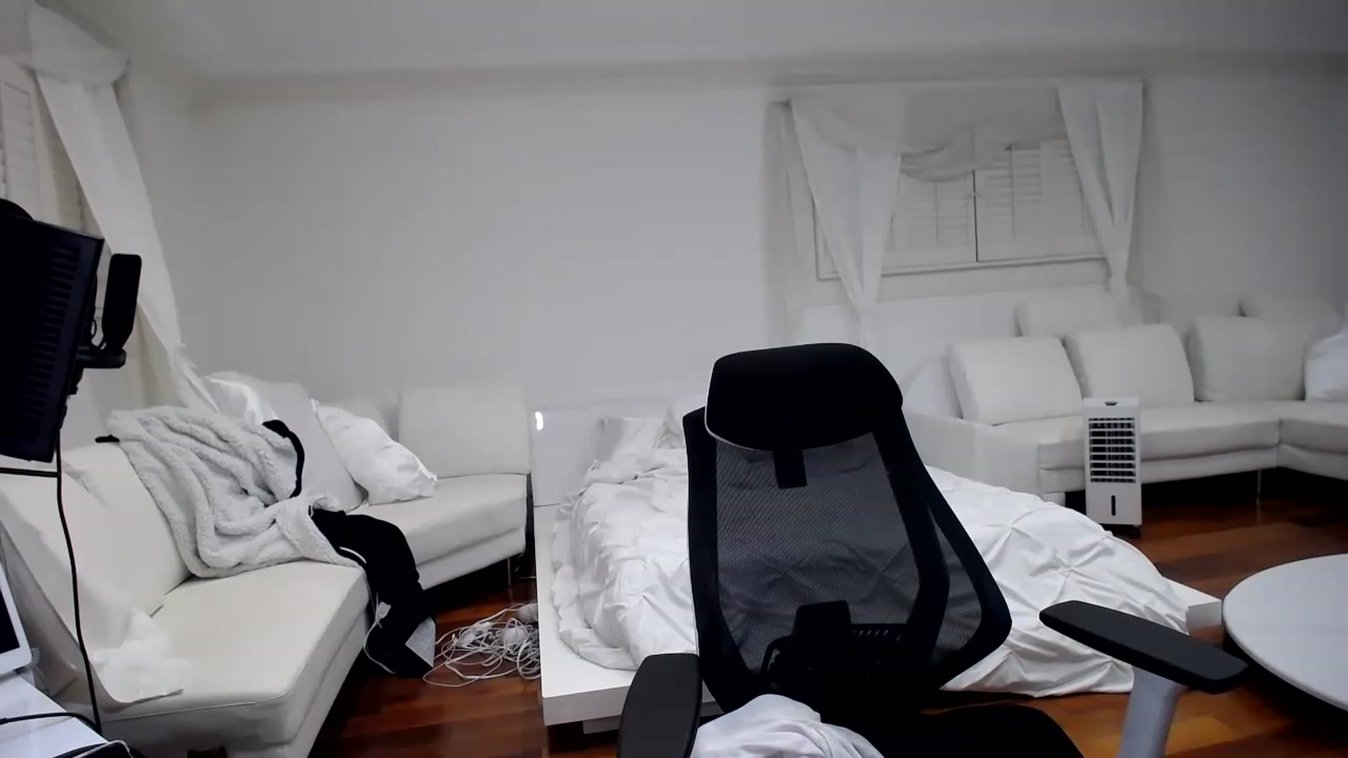 Gallery image thumbnail from SandraGPopa's myfreecams stream on, 12/21/2022, 08:49 image 16 of 20