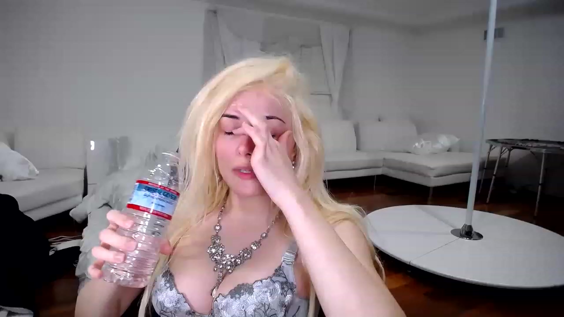Gallery image thumbnail from SandraGPopa's myfreecams stream on, 12/23/2022, 10:40 image 6 of 20