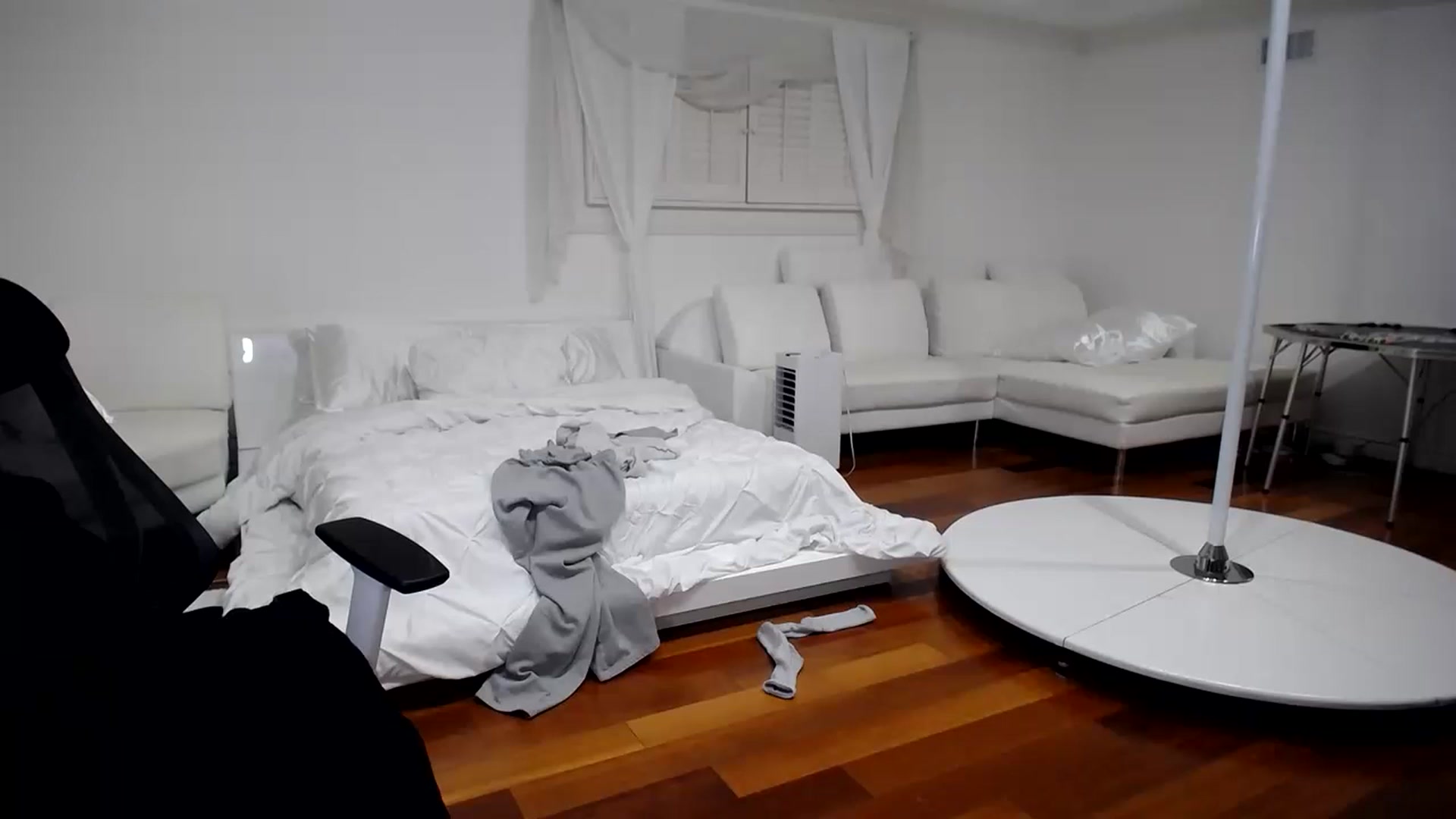 Gallery image thumbnail from SandraGPopa's myfreecams stream on, 12/23/2022, 10:40 image 7 of 20