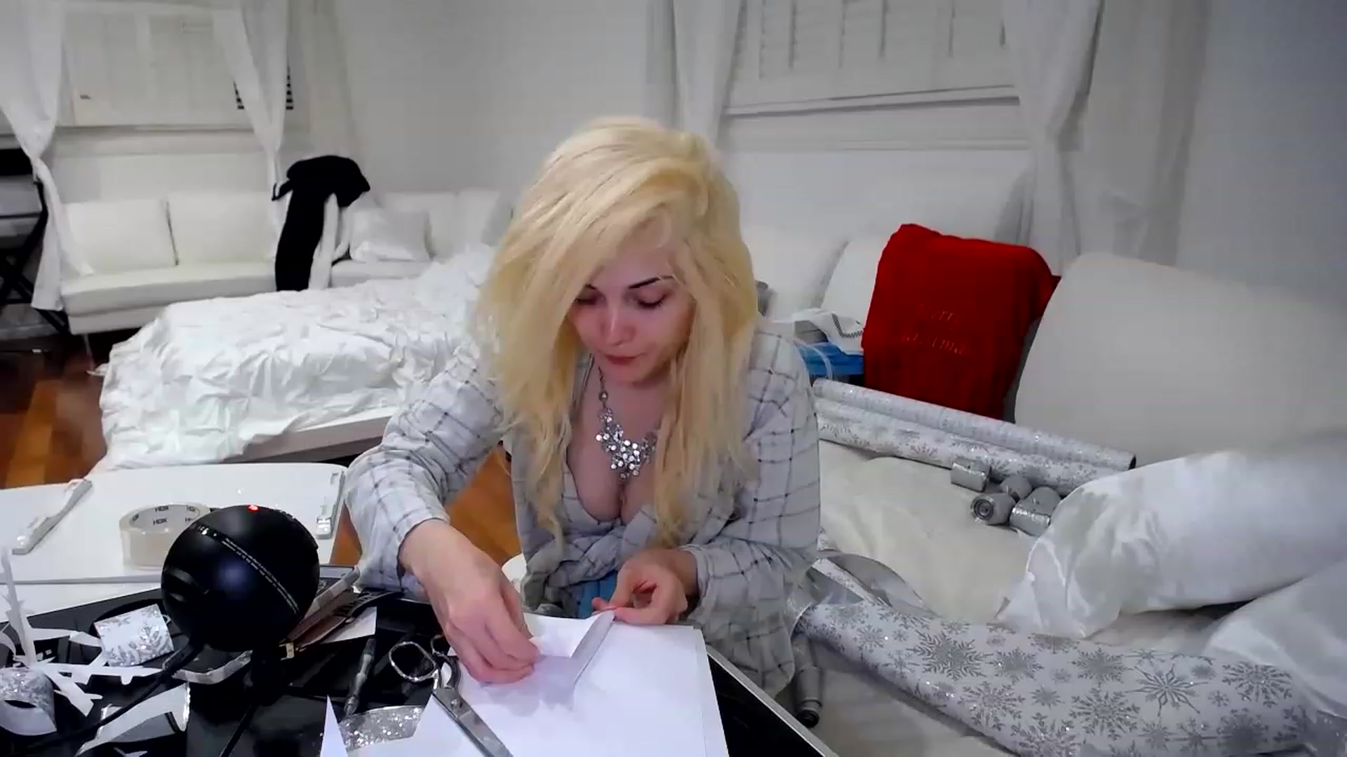 Gallery image thumbnail from SandraGPopa's myfreecams stream on, 12/24/2022, 11:58 image 8 of 20