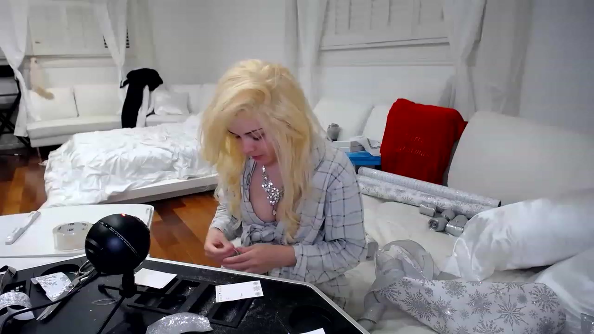 Gallery image thumbnail from SandraGPopa's myfreecams stream on, 12/24/2022, 11:58 image 6 of 20