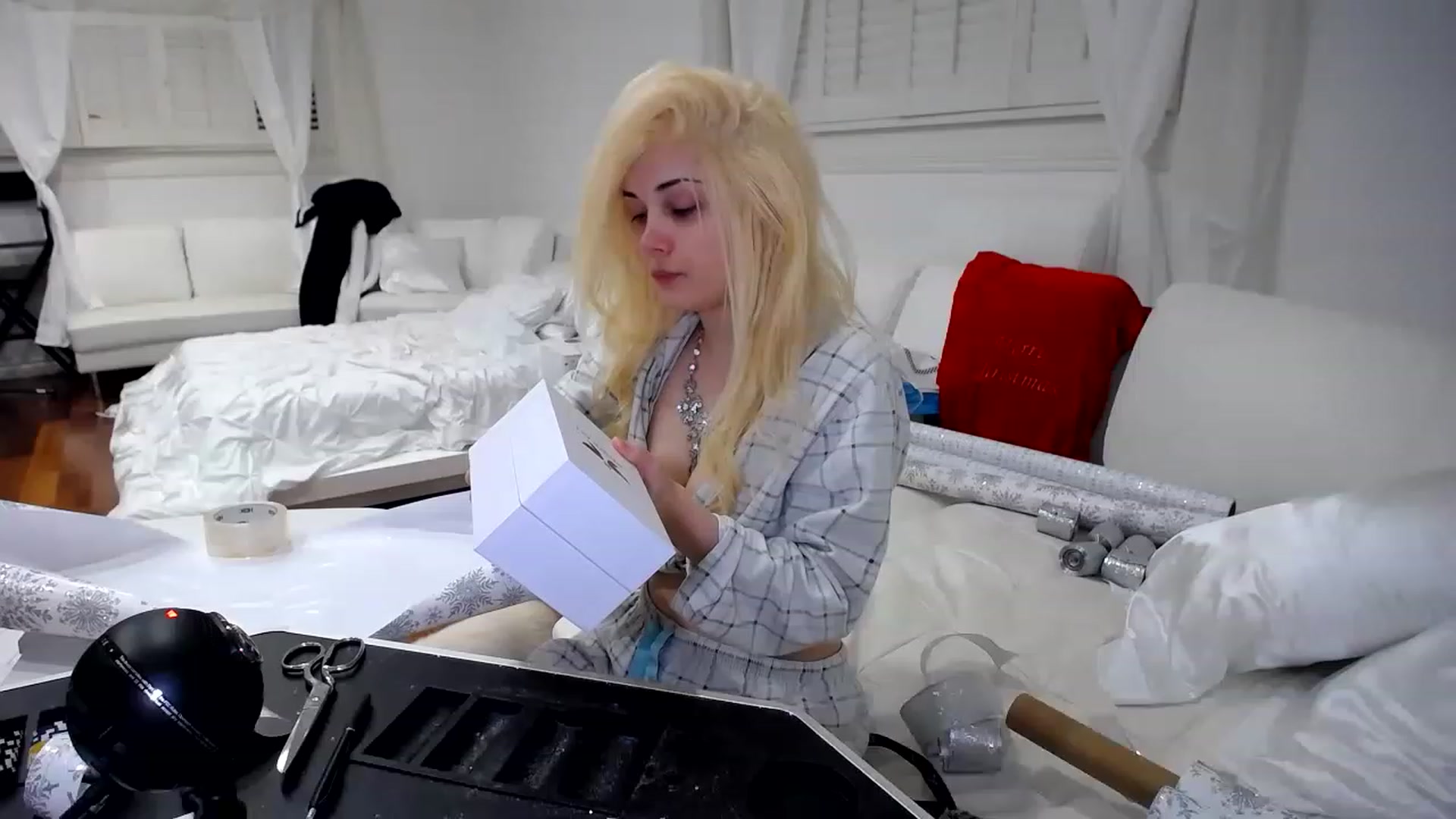 Gallery image thumbnail from SandraGPopa's myfreecams stream on, 12/24/2022, 11:58 image 3 of 20