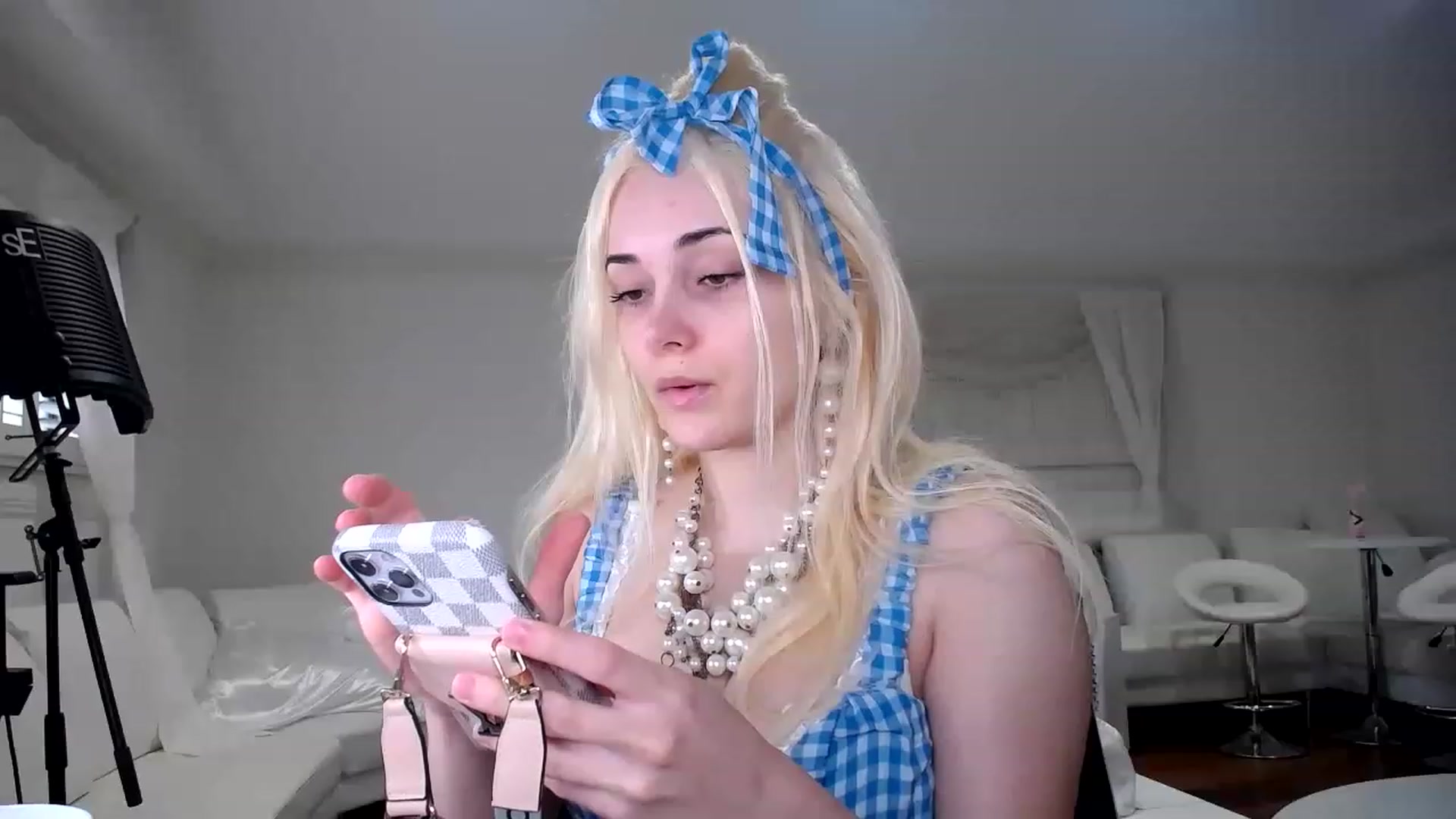 Gallery image thumbnail from SandraGPopa's myfreecams stream on, 01/17/2023, 01:33 image 1 of 20