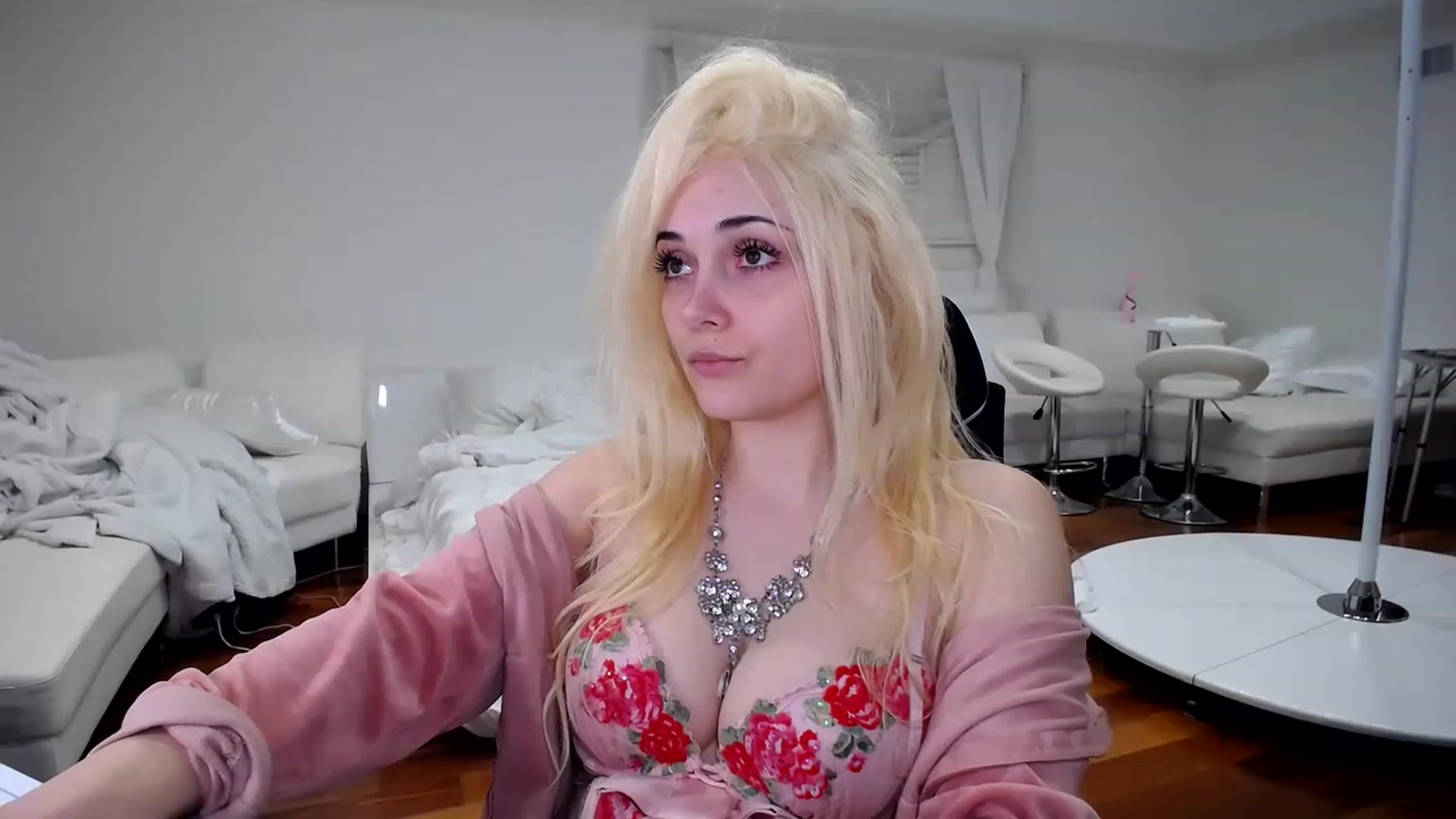 Gallery image thumbnail from SandraGPopa's myfreecams stream on, 01/21/2023, 08:33 image 18 of 20