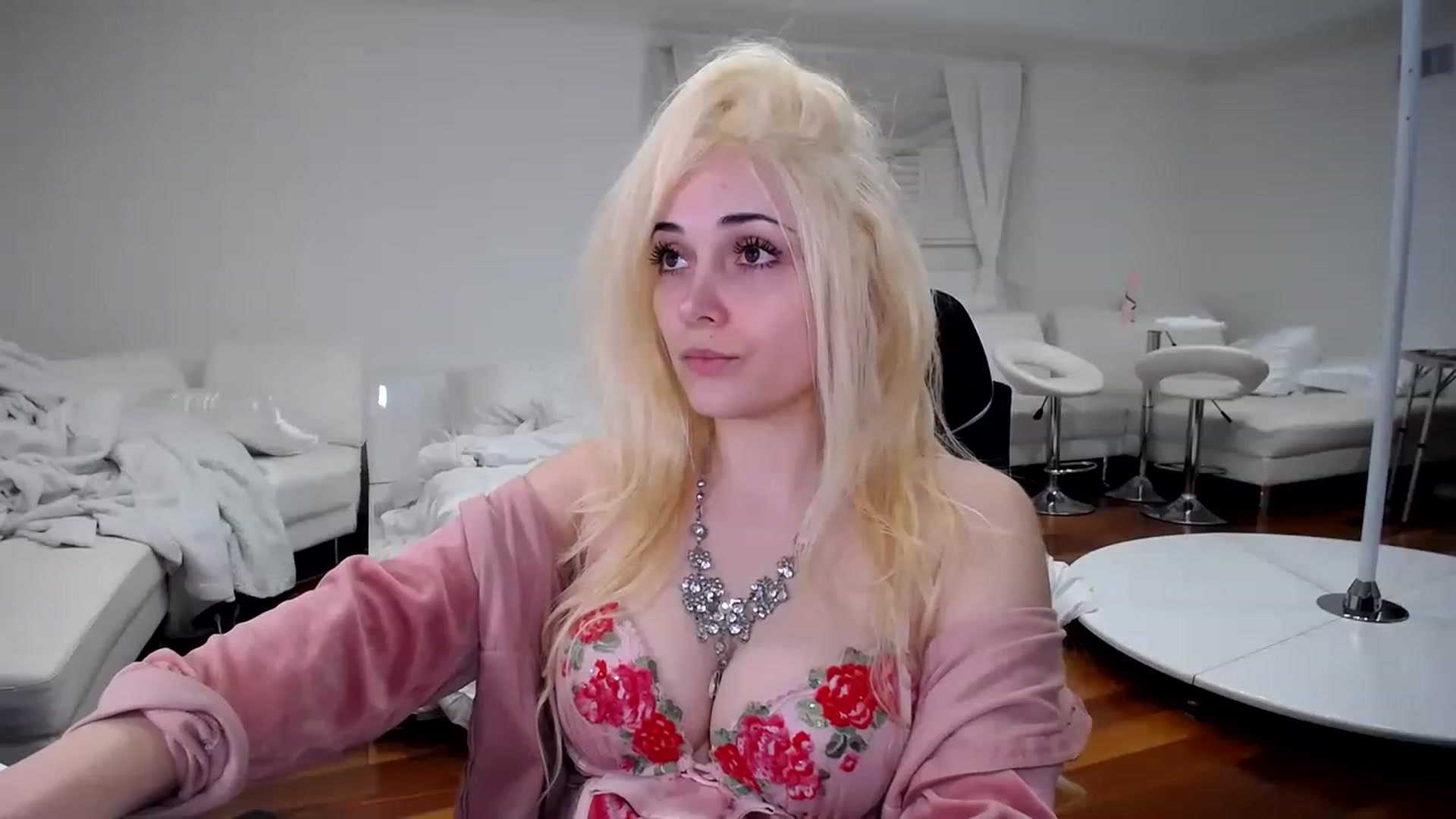 Gallery image thumbnail from SandraGPopa's myfreecams stream on, 01/21/2023, 08:33 image 17 of 20