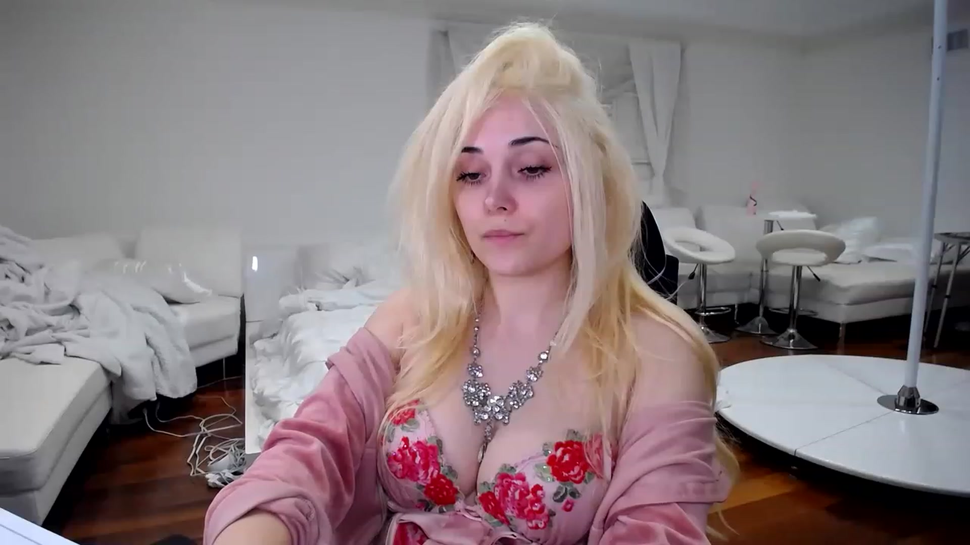 Gallery image thumbnail from SandraGPopa's myfreecams stream on, 01/21/2023, 08:33 image 16 of 20