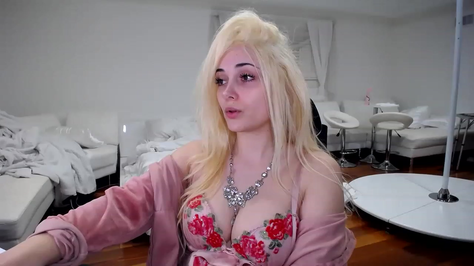 Gallery image thumbnail from SandraGPopa's myfreecams stream on, 01/21/2023, 08:33 image 14 of 20