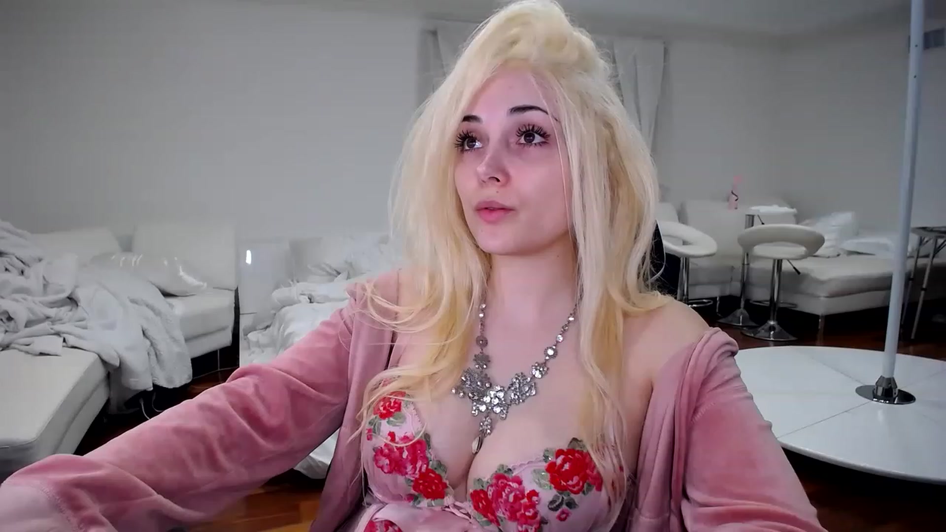 Gallery image thumbnail from SandraGPopa's myfreecams stream on, 01/21/2023, 08:33 image 11 of 20