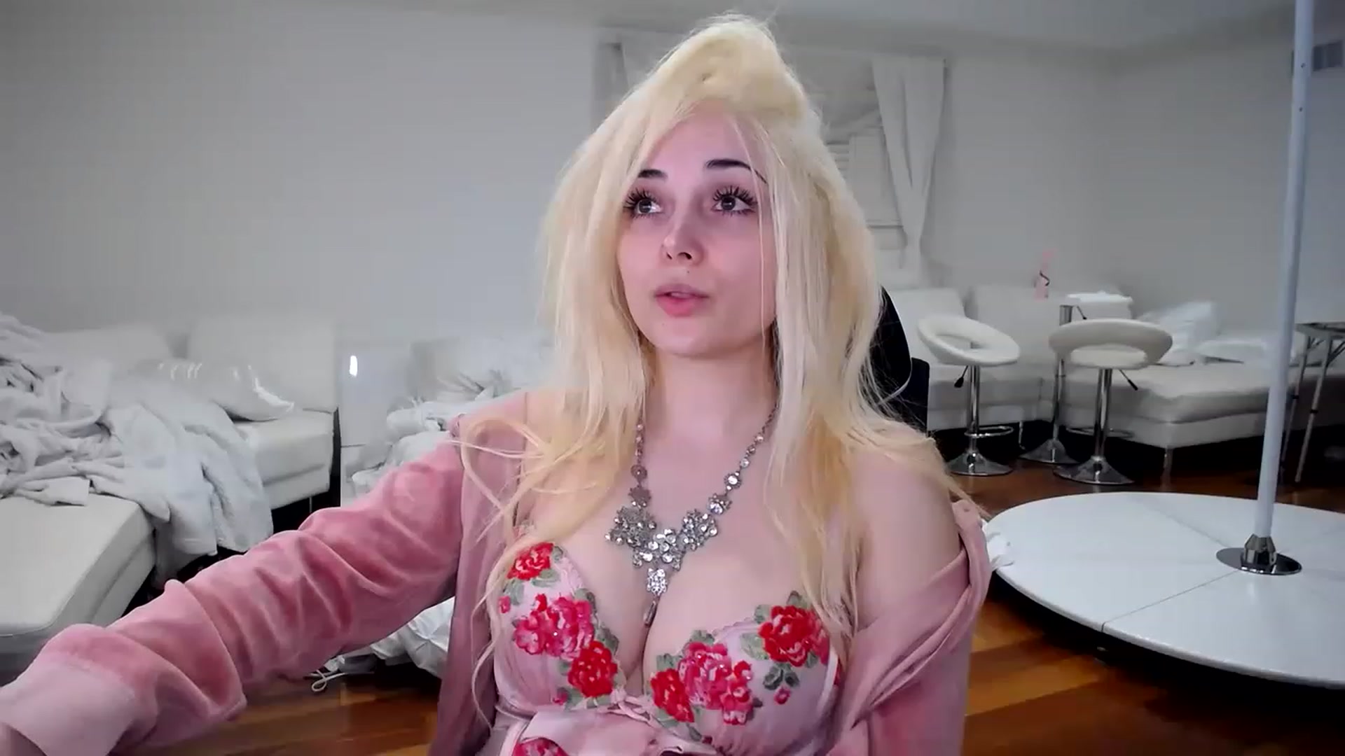 Gallery image thumbnail from SandraGPopa's myfreecams stream on, 01/21/2023, 08:33 image 12 of 20