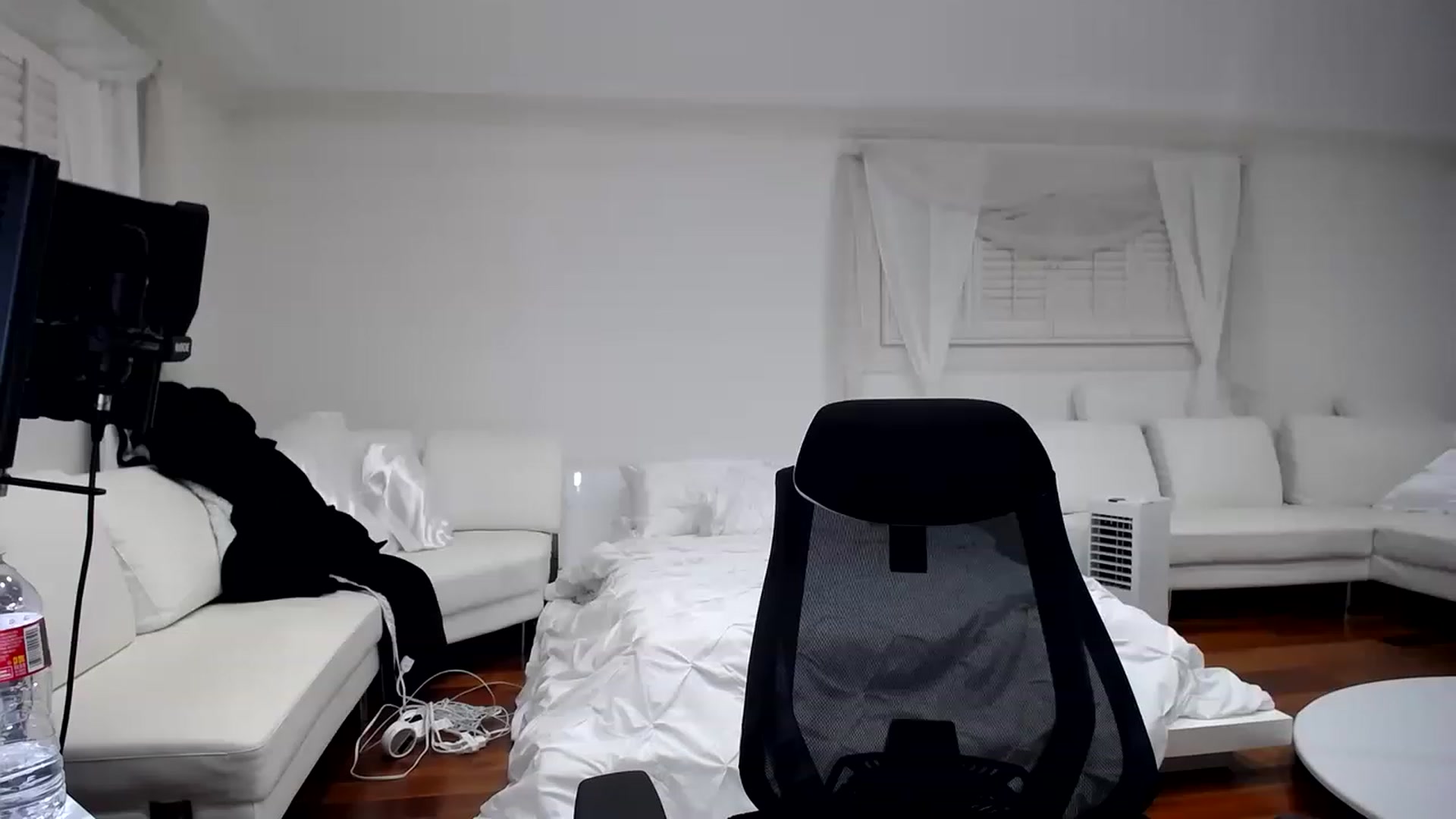 Gallery image thumbnail from SandraGPopa's myfreecams stream on, 02/20/2023, 07:23 image 9 of 20