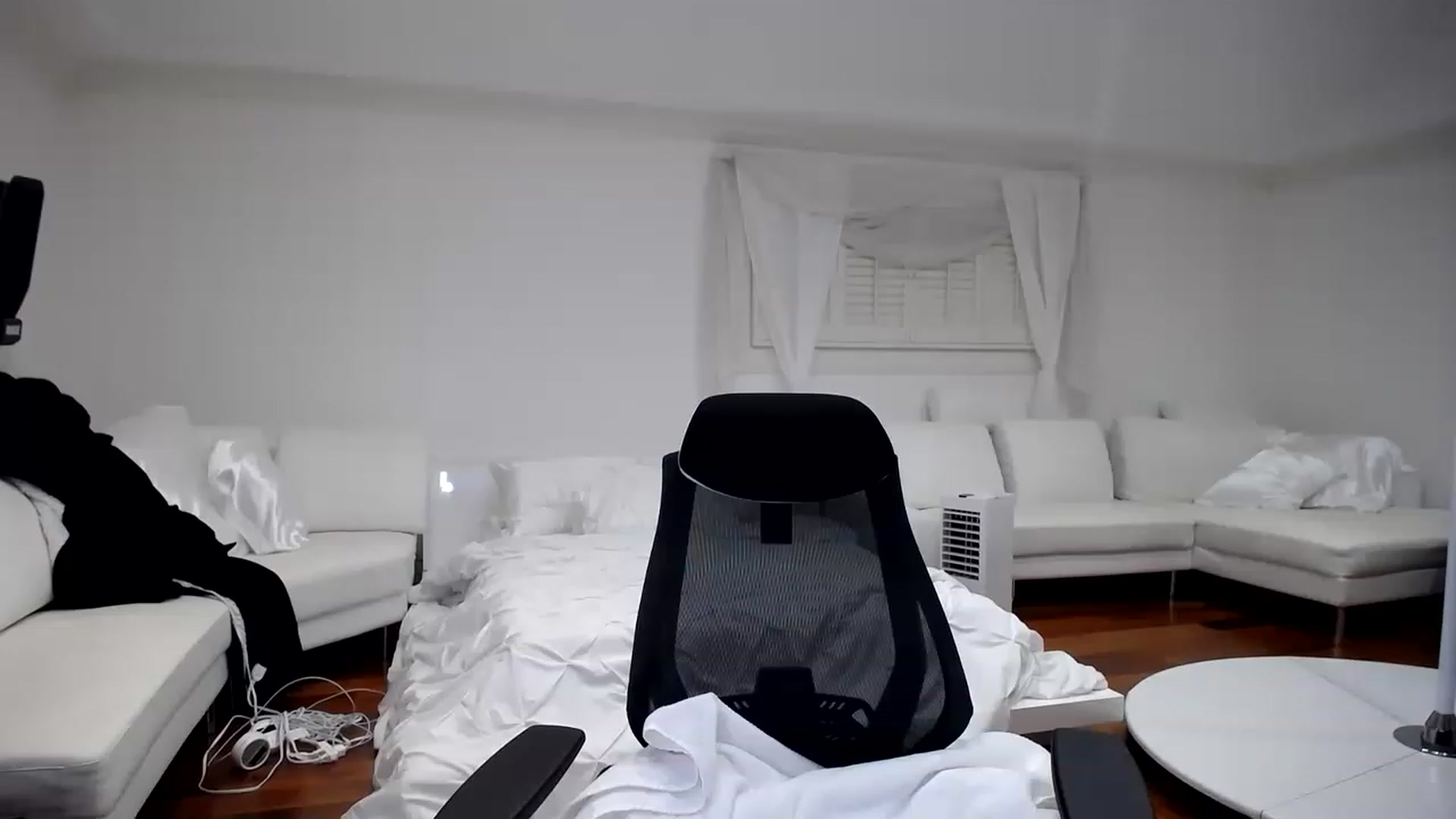 Gallery image thumbnail from SandraGPopa's myfreecams stream on, 02/20/2023, 08:37 image 7 of 20