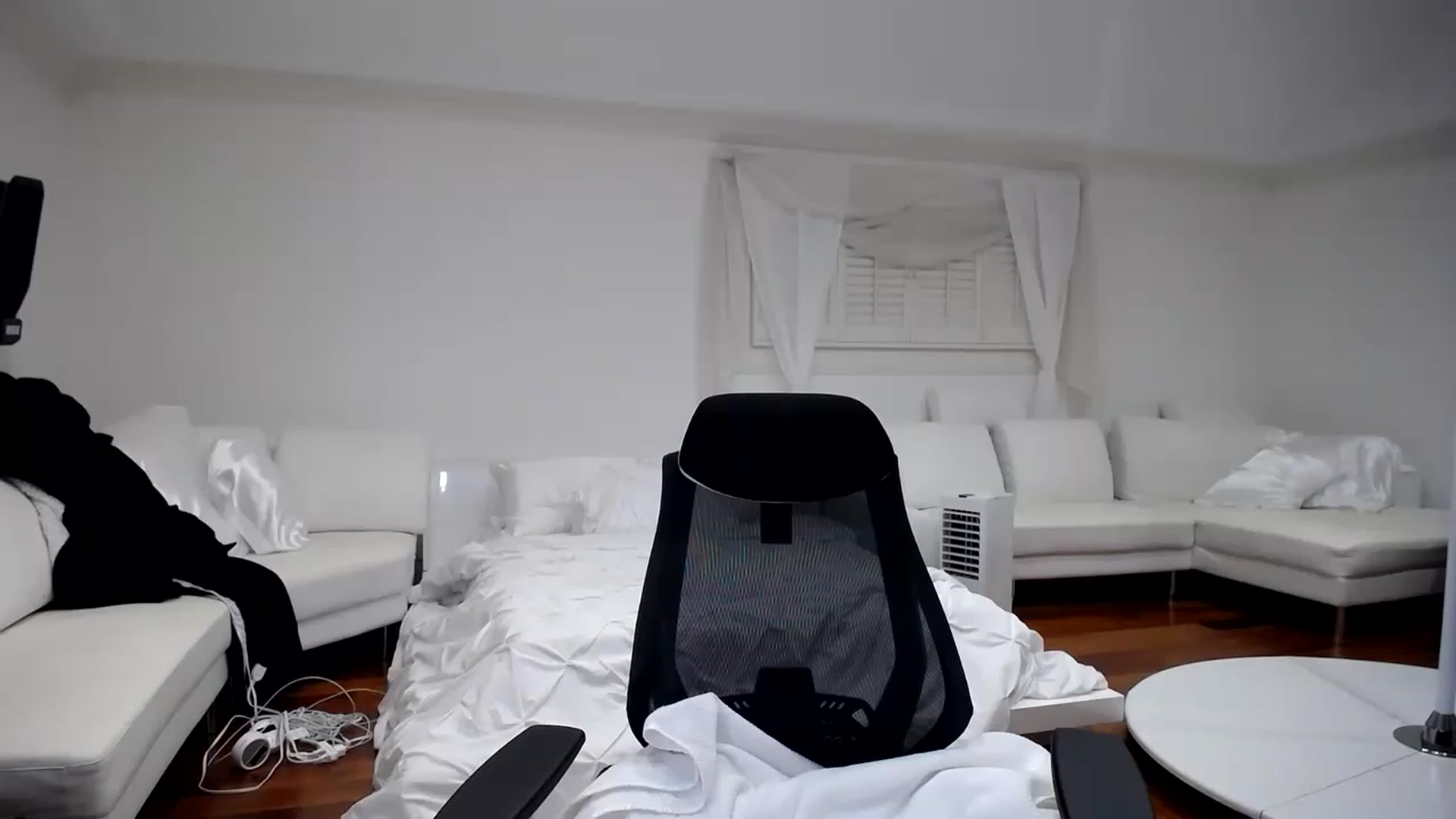 Gallery image thumbnail from SandraGPopa's myfreecams stream on, 02/20/2023, 08:37 image 8 of 20