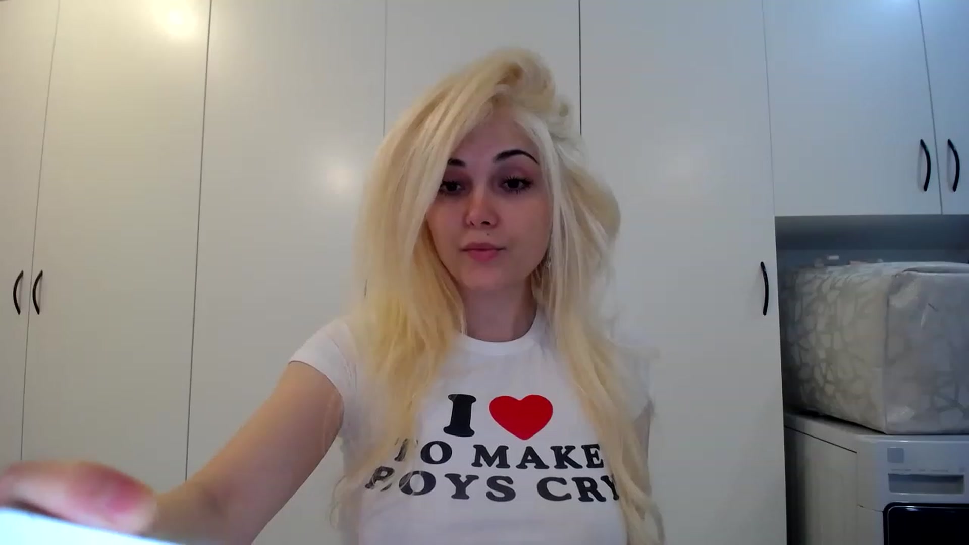 Gallery image thumbnail from SandraGPopa's myfreecams stream on, 03/12/2023, 16:27 image 2 of 20
