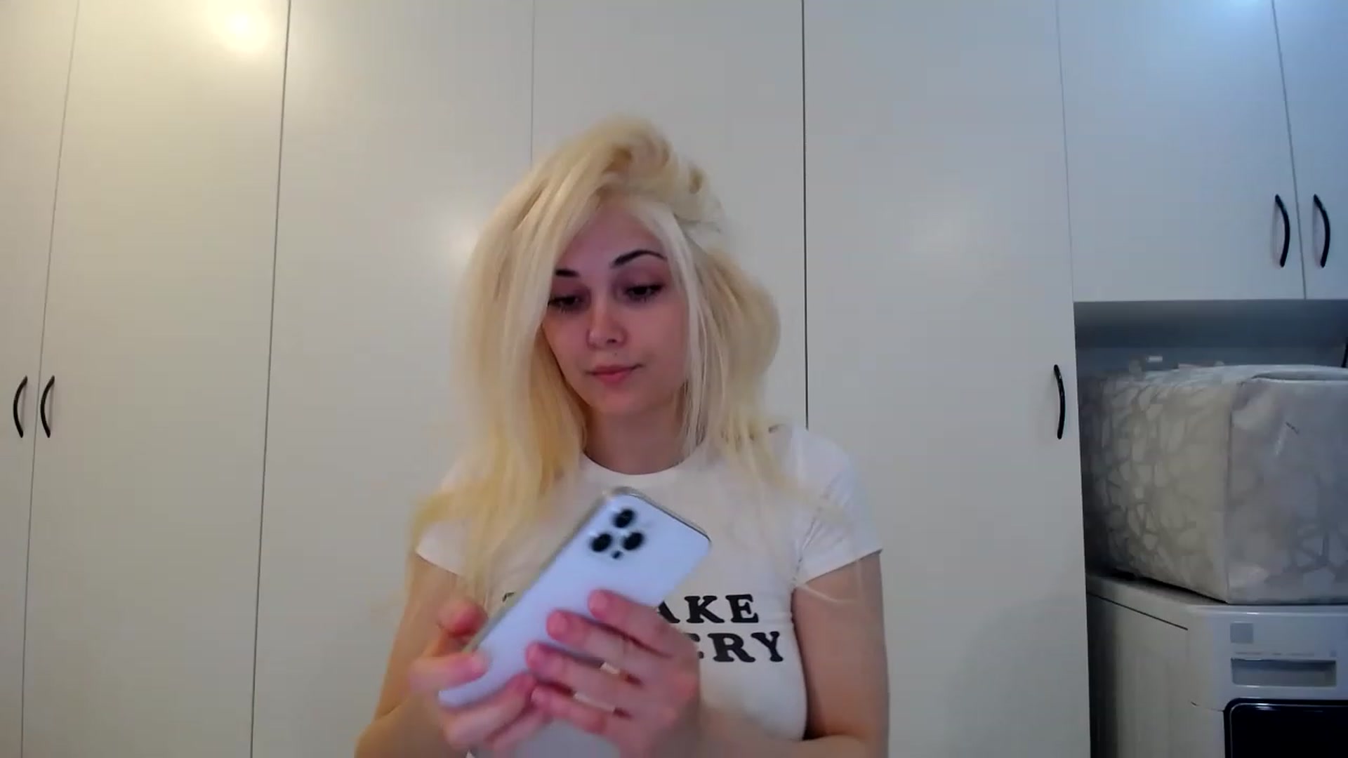Gallery image thumbnail from SandraGPopa's myfreecams stream on, 03/12/2023, 16:27 image 7 of 20