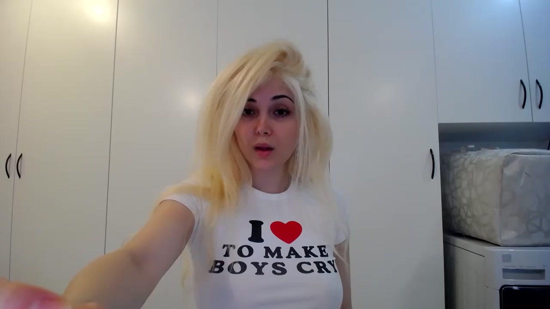 Gallery image thumbnail from SandraGPopa's myfreecams stream on, 03/12/2023, 16:27 image 8 of 20