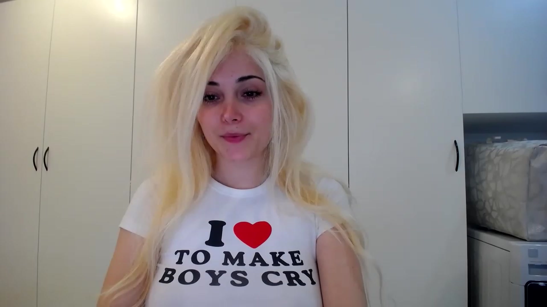 Gallery image thumbnail from SandraGPopa's myfreecams stream on, 03/12/2023, 16:27 image 18 of 20