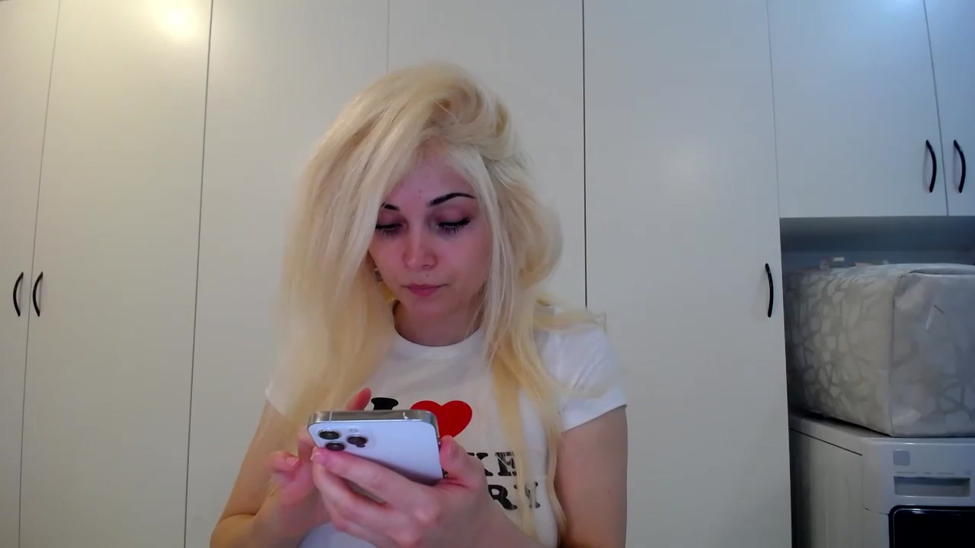 Gallery image thumbnail from SandraGPopa's myfreecams stream on, 03/12/2023, 16:27 image 4 of 20