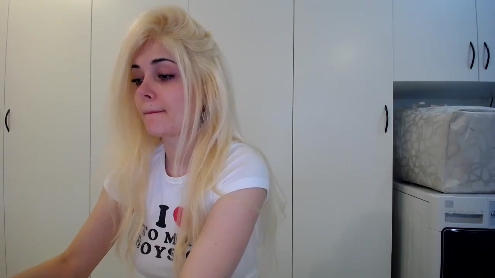 Gallery image thumbnail from SandraGPopa's myfreecams stream on, 03/12/2023, 16:27 image 1 of 20
